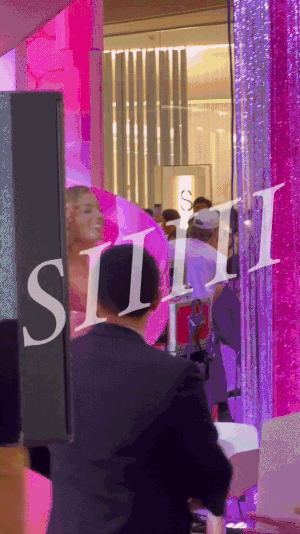 본문 이미지 - 13시간을 기다렸다는 팬을 향해 한달음에 달려와준 할리우드 스타 마고 로비. (영화 커뮤니티 '익스트림무비' 갈무리)