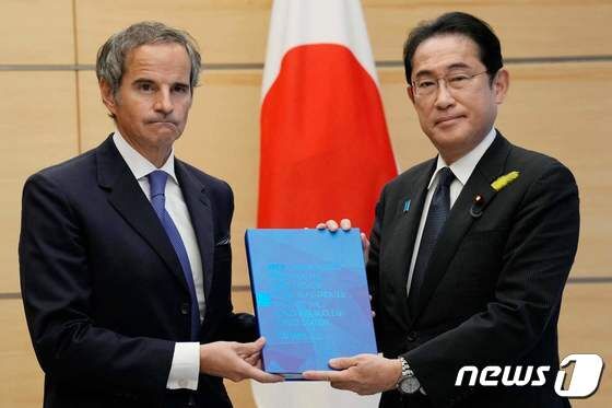 파엘 그로시 국제원자력기구(IAEA) 사무총장이 4일 일본 도쿄 총리실에서 기시다 후미오(岸田文雄) 일본 총리에게 후쿠시마 오염수 방류 최종 보고서를 전달하고 있다. 2023.07.04 © AFP=뉴스1 © News1 이동원 기자
