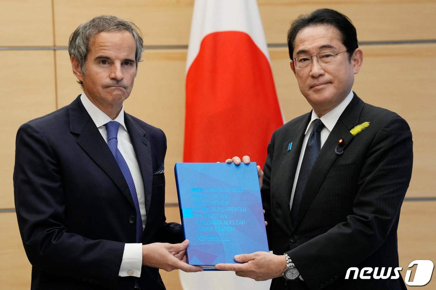 본문 이미지 - 파엘 그로시 국제원자력기구(IAEA) 사무총장이 4일 일본 도쿄 총리실에서 기시다 후미오(岸田文雄) 일본 총리에게 후쿠시마 오염수 방류 최종 보고서를 전달하고 있다. 2023.07.04 ⓒ AFP=뉴스1 ⓒ News1 이동원 기자