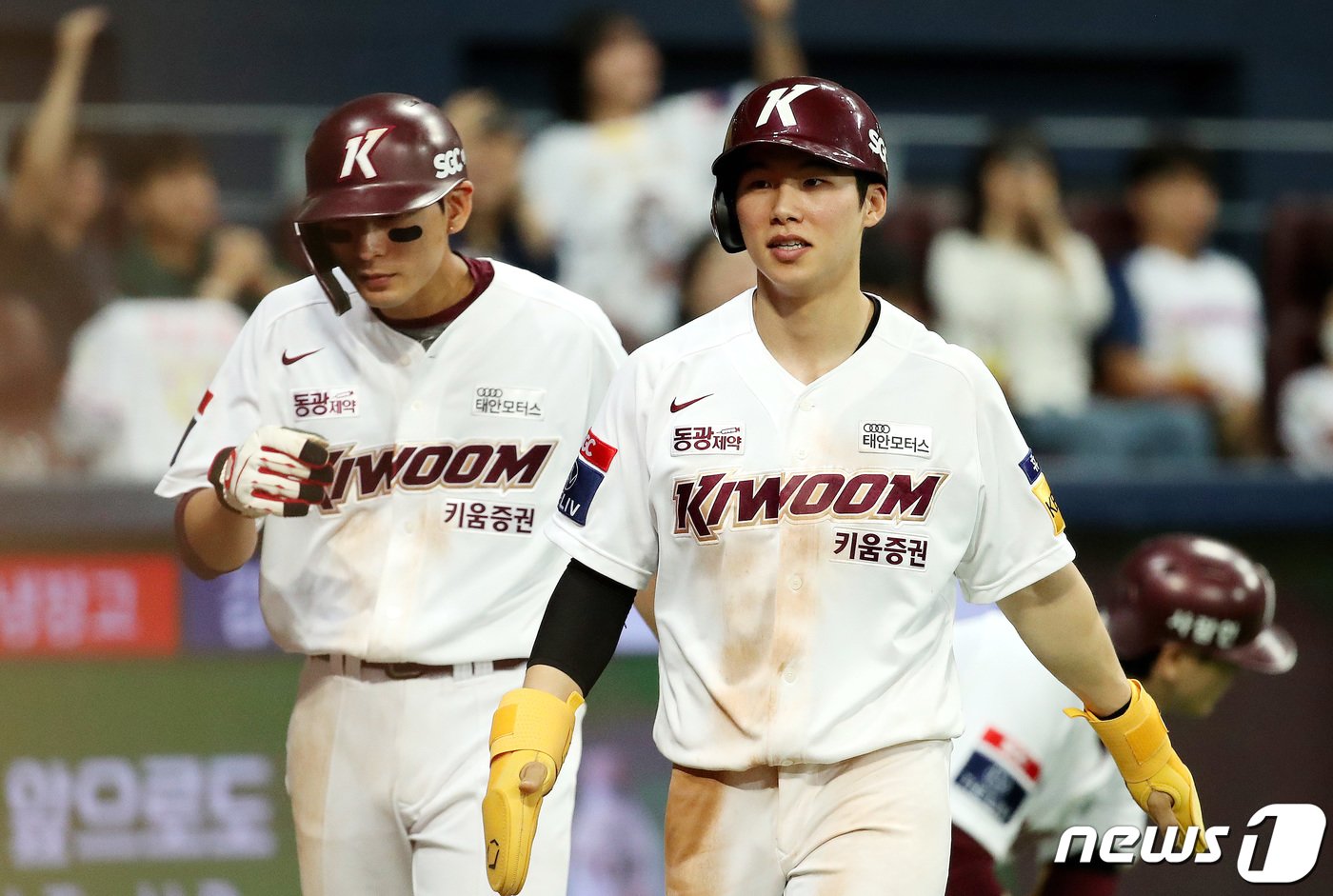 4일 오후 서울 구로구 고척스카이돔에서 열린 &#39;2023 신한은행 SOL KBO리그&#39; 키움 히어로즈와 NC다이노스의 경기에서 8회말 무사 1,2루 상황 키움 김수환의 2타점 2루타때 홈으로 들어온 김혜성과 이정후가 더그아웃으로 향하고 있다. 2023.7.4/뉴스1 ⓒ News1 박지혜 기자