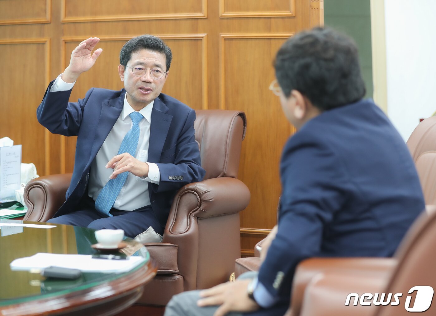 본문 이미지 - 정인화 광양시장이 4일 전남 광양시청 시장실에서 취재진과 인터뷰를 하고 있다.(광양시 제공)2023.7.5/뉴스1