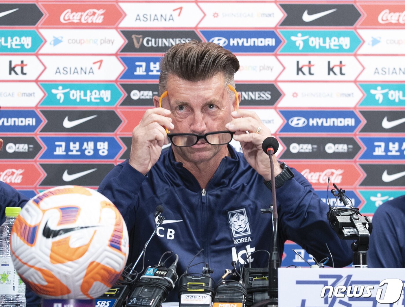 본문 이미지 - 콜린 벨 감독이 5일 경기 파주NFC에서 2023 국제축구연맹(FIFA) 호주·뉴질랜드 여자 월드컵에 출전할 23인 최종 명단을 발표하고 있다. 2023.7.5/뉴스1 ⓒ News1 신웅수 기자