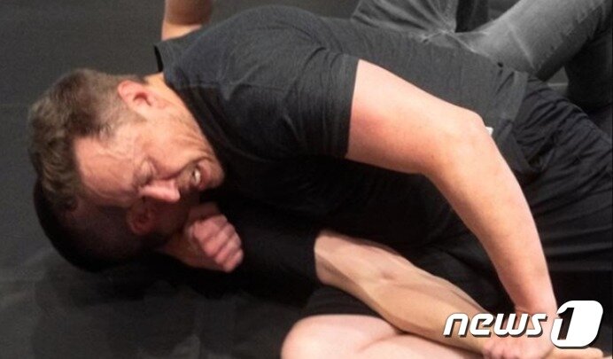 본문 이미지 - 머스크가 주짓수를 훈련하고 있는 모습. - 렉스 프리드먼 트위터 갈무리