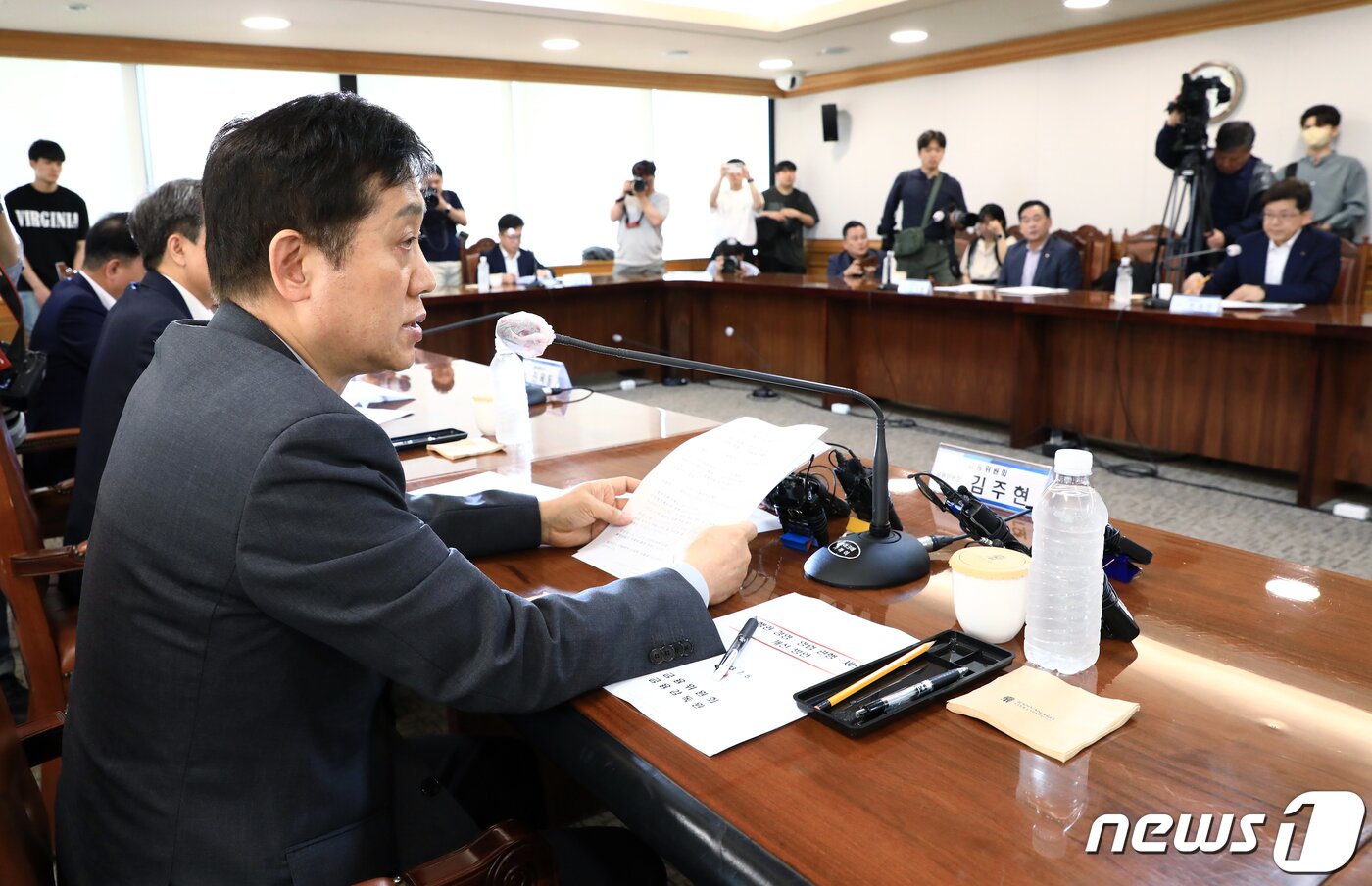 본문 이미지 - 김주현 금융위원회 위원장이 5일 오전 서울 중구 전국은행연합회에서 열린 은행지주회장 간담회에서 모두 발언을 하고 있다.2023.7.5/뉴스1 ⓒ News1 박정호 기자