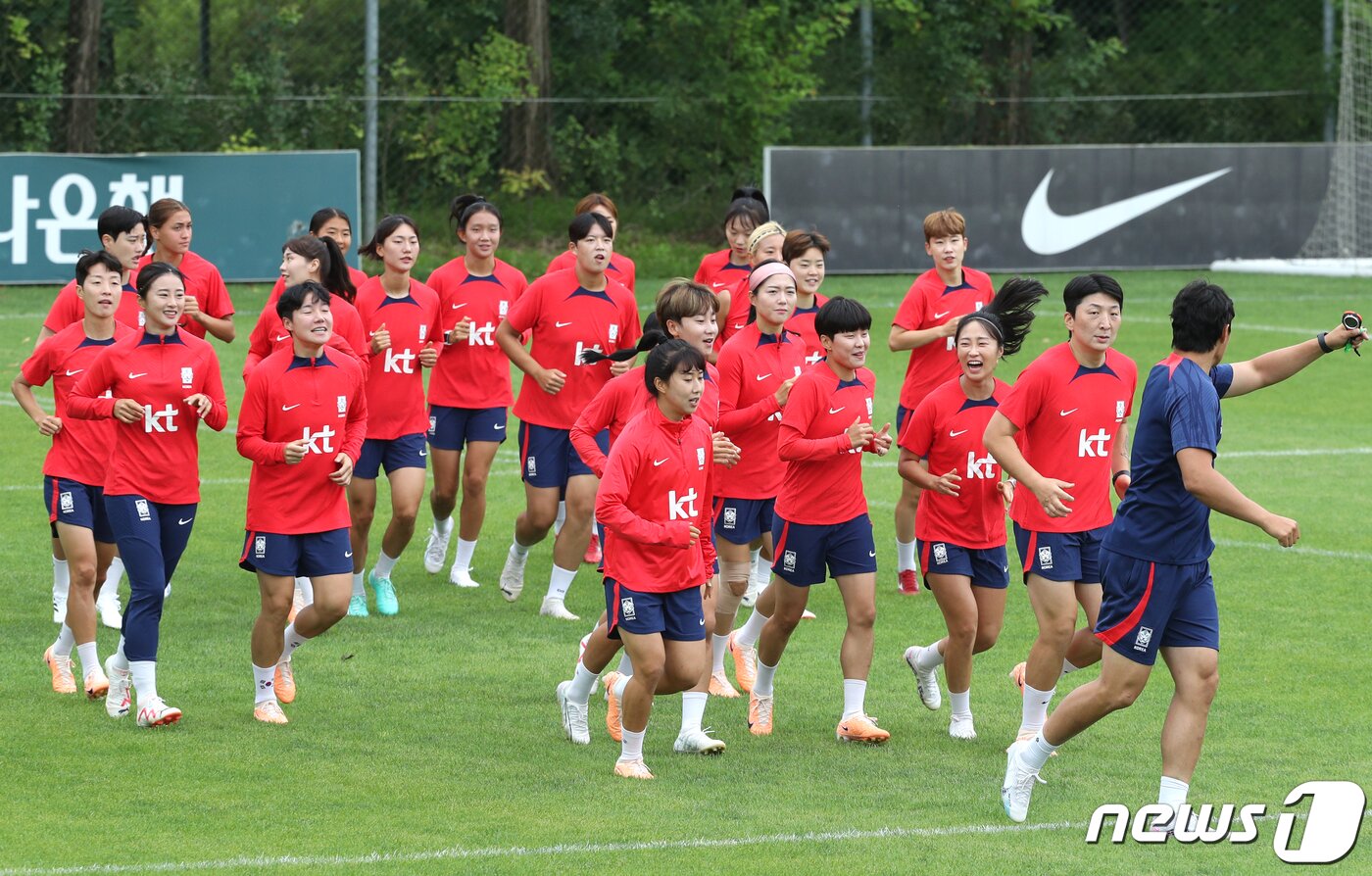 본문 이미지 - 지소연을 비롯한 2023 국제축구연맹(FIFA) 호주·뉴질랜드 여자 월드컵에 출전하는 대표팀 선수들이 5일 오전 경기 파주NFC에서 훈련을 하고 있다. 2023.7.5/뉴스1 ⓒ News1 신웅수 기자