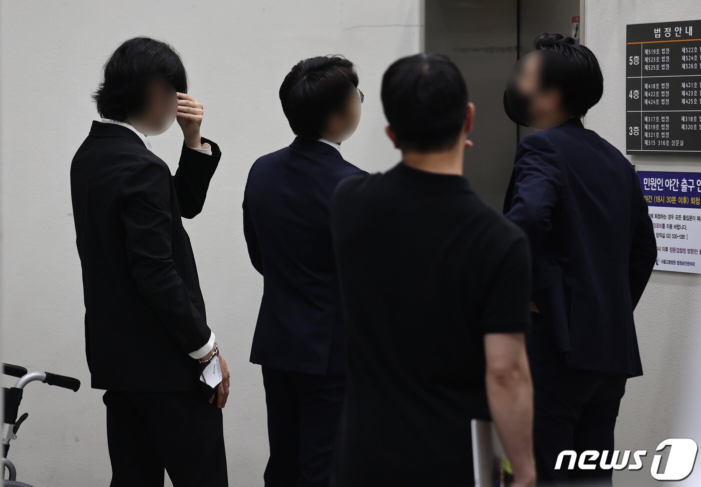 본문 이미지 - 온라인 커뮤니티 디시인사이드 우울증갤러리 등을 통해 미성년자를 꾀어내 성착취 범죄를 저질렀다는 의혹을 받는 이른바 '신대방팸' 일원이 5일 오전 서초구 서울중앙지법에서 열리는 영장실질심사에 출석하고 있다. (공동취재) 2023.7.5/뉴스1 ⓒ News1 허경 기자
