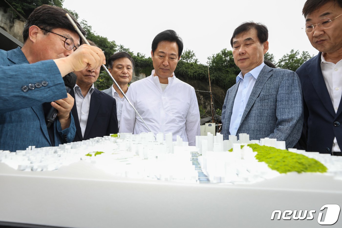본문 이미지 - 오세훈 서울시장이 5일 서울 종로구 창신동 신속통합기획안 재개발 후보지를 찾아 관계자의 현장 보고를 듣고 있다. 2023.7.5/뉴스1 ⓒ News1 김민지 기자