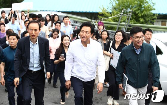 오세훈 서울시장이 5일 서울 종로구 창신동 신속통합기획안 재개발 후보지를 찾아 현장을 둘러보고 있다. 2023.7.5/뉴스1 © News1 김민지 기자