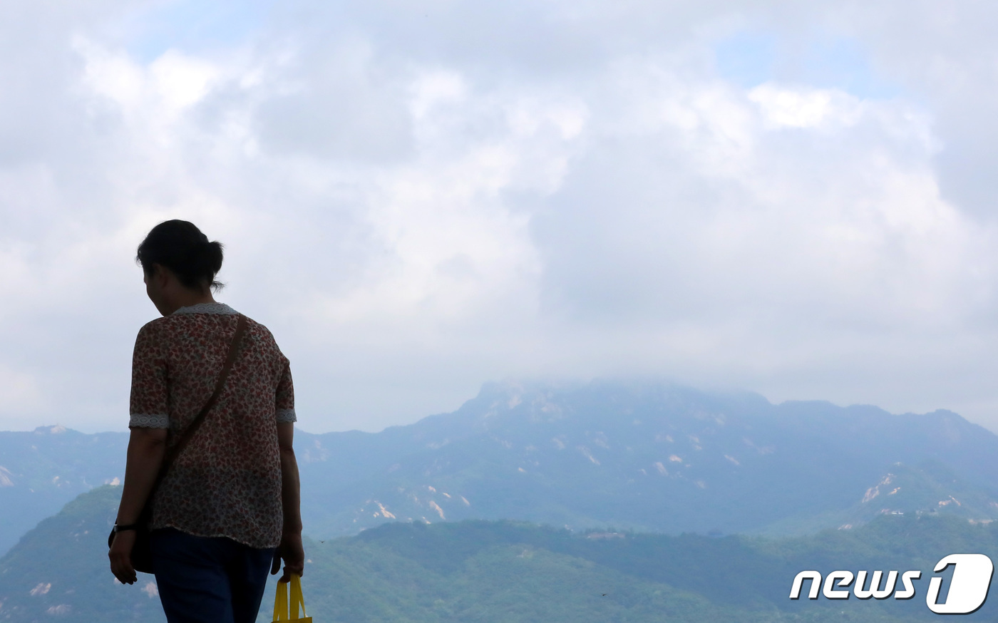 (서울=뉴스1) 김성진 기자 = 장맛비가 소강상태를 보이고 있는 5일 서울 남산에서 바라본 도심에 맑은 하늘이 펼쳐져 있다.기상청에 따르면 대부분 지역이 최고 기온 30도 안팎을 …