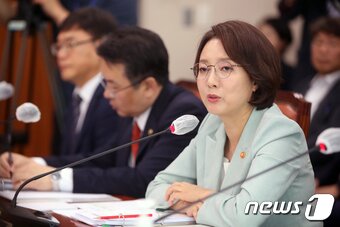 본문 이미지 - 이영 중소벤처기업부 장관이 서울 여의도 국회에서 열린 산업통상자원중소벤처기업위원회 전체회의에서 정청래 더불어민주당 의원 질의에 답하고 있다. ⓒ News1 황기선 기자