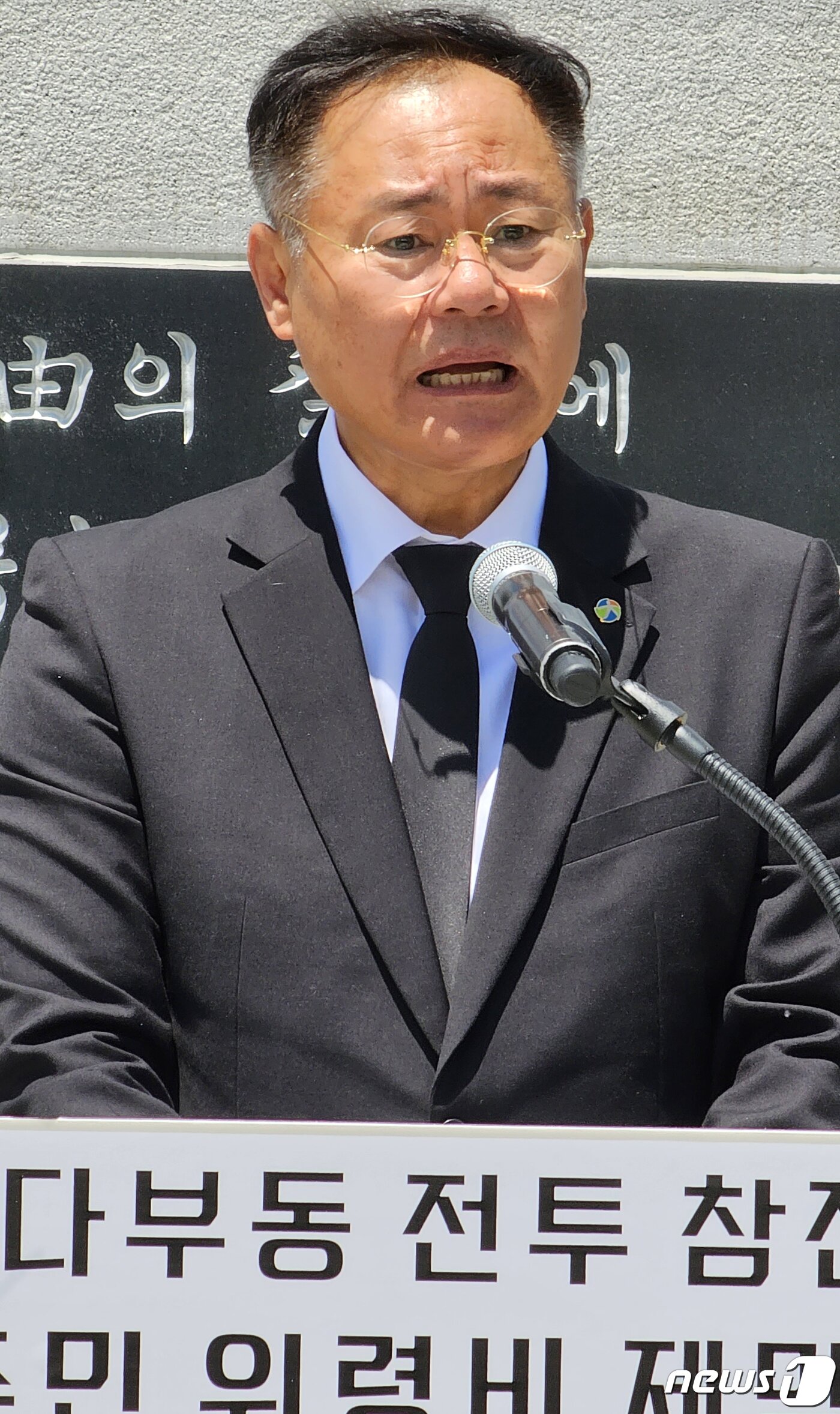 본문 이미지 - 김재욱 칠곡군수가 5일 오전 경북 칠곡군 다부동전적기념관에서 열린 6·25전쟁 당시 다부동전투에서 산화한 지게부대원들의 애국심과 애향심을 기리는 '다부동전투 참전 주민 위령비 제막식'에서 인사말을 하고 있다 2023.7.5/뉴스1 ⓒ News1 정우용 기자