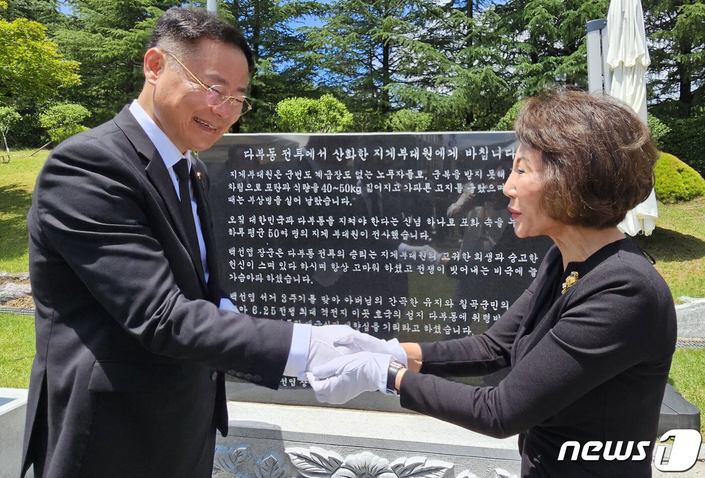 본문 이미지 - 5일 오전 경북 칠곡군 다부동전적기념관에서 열린 6·25전쟁 당시 다부동전투에서 산화한 지게부대원들의 애국심과 애향심을 기리는 '다부동전투 참전 주민 위령비 제막식' ⓒ 뉴스1 정우용 기자