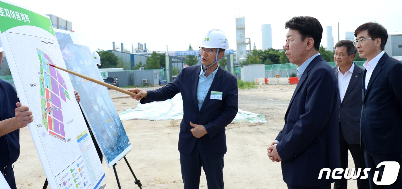 본문 이미지 - 우범기 전주시장이 5일 전북 전주시 탄소국가산단 현장 부지에서 LH 안재원 소장에게 전주 탄소소재 국가산업단지 조성사업 현장 브리핑을 듣고 있다. 2023.7.5/뉴스1 ⓒ News1 유경석 기자