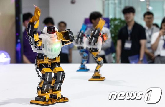 흥겨운 AI 로봇 댄스 공연