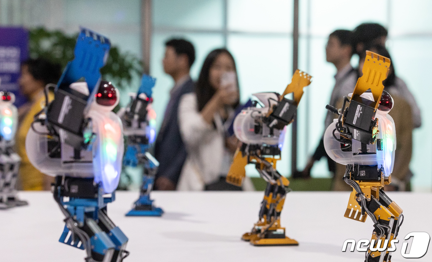 (서울=뉴스1) 이재명 기자 = 5일 오후 서울 강남구 한국과학기술회관에서 열린 제1회 세계 한인 과학기술인대회에서 시민들이 AI 로봇 댄스 공연을 살펴보고 있다. 2023.7.5 …