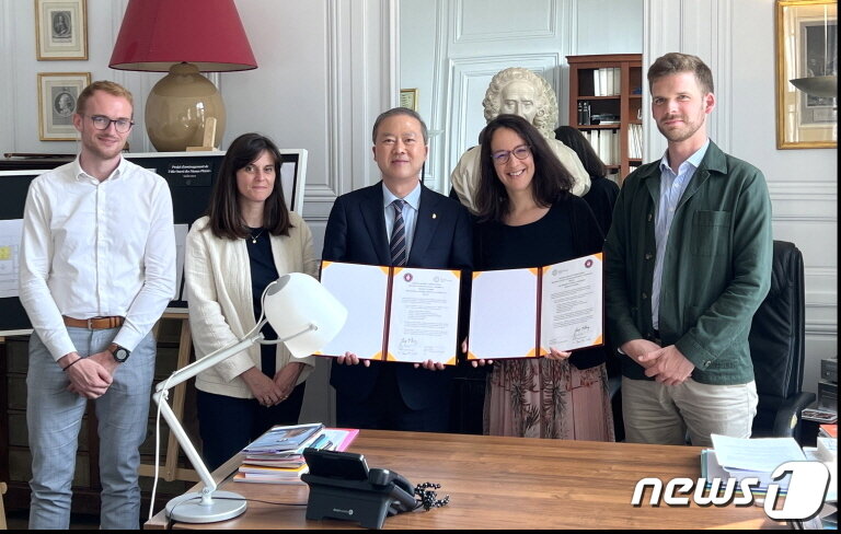 본문 이미지 - 전북대가 프랑스 베르샤유궁정 바로크 음악센터와 업무협약을 체결했다.(전북대 제공)/뉴스1