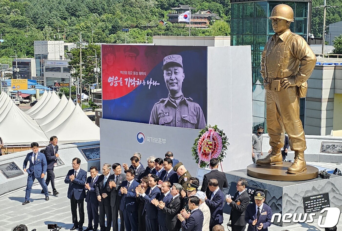 본문 이미지 - 5일 오후 경북 칠곡군 다부동전적기념관에서 고 백선엽 장군의 동상 제막식이 진행되고 있다. 높이 4.2m 너비 1.56m 크기의 백 장군 동상은 동서남북 사방으로 대한민국을 지키고 수호한다는 의미에서 360도 회전할 수 있도록 제작됐다.2023.7.5/뉴스1 ⓒ News1 정우용 기자