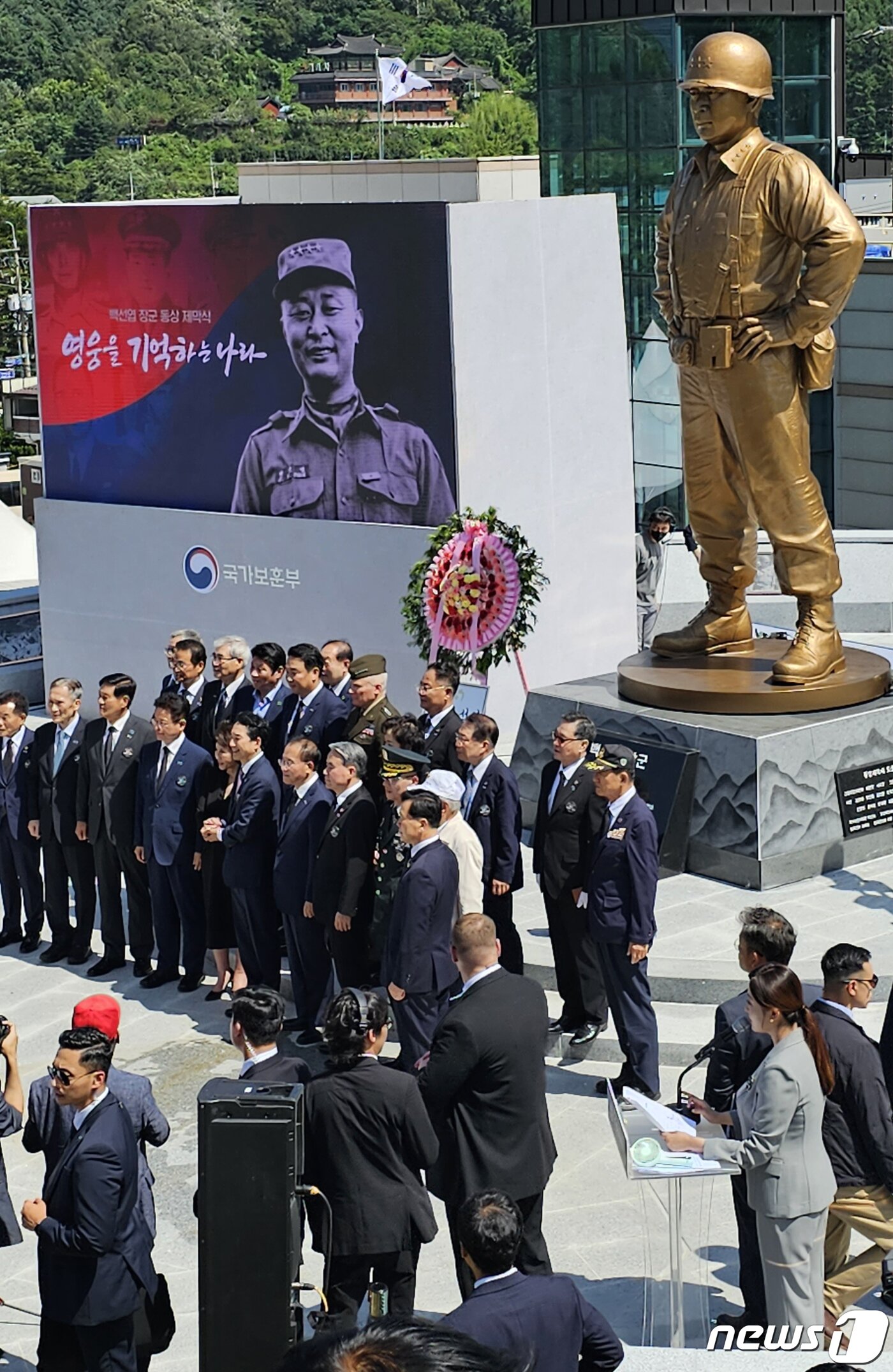 본문 이미지 - 5일 오후 경북 칠곡군 다부동전적기념관에서 고 백선엽 장군의 동상 제막식이 진행되고 있다. 높이 4.2m 너비 1.56m 크기의 백 장군 동상은 동서남북 사방으로 대한민국을 지키고 수호한다는 의미에서 360도 회전할 수 있도록 제작됐다.2023.7.5/뉴스1 ⓒ News1 정우용 기자