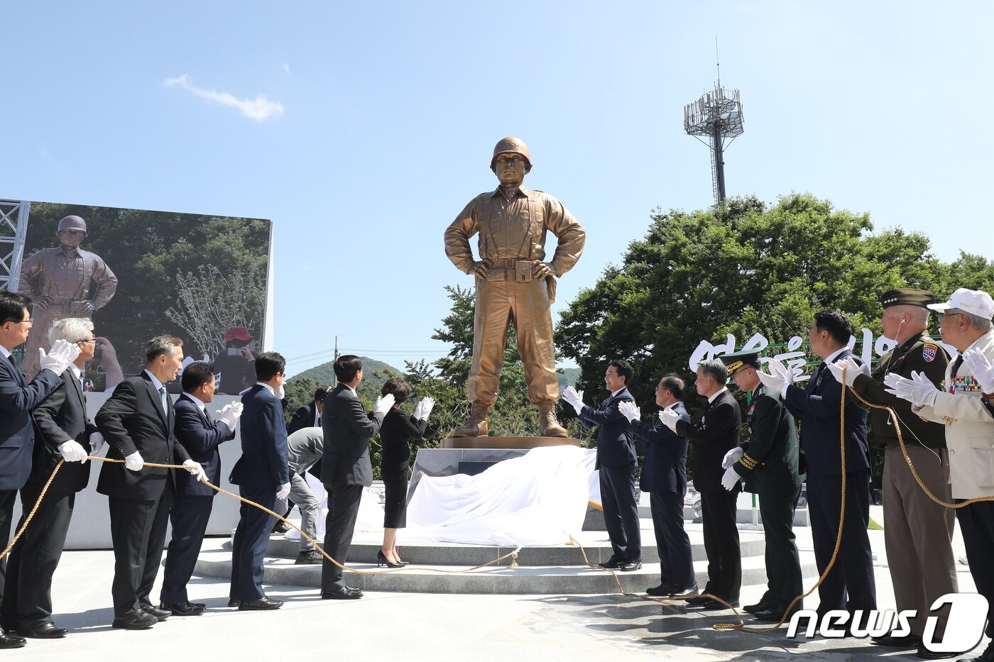 본문 이미지 - 6·25전쟁 정전 70주년과 백선엽 장군 3주기를 맞아 고(故) 백선엽 장군(1920~2020) 동상 제막식이 5일 오후 경북 칠곡군 다부동전적기념관에서 열렸다. 백 장군 맏딸 백남희씨, 박민식 국가보훈부 장관, 이철우 경북도지사, 윤재옥 국민의힘 원내대표, 김관진 백선엽장군기념재단 이사장을 비롯한 내빈들이 동상을 제막하고 있다. 2023.7.5/뉴스1 ⓒ News1 공정식 기자