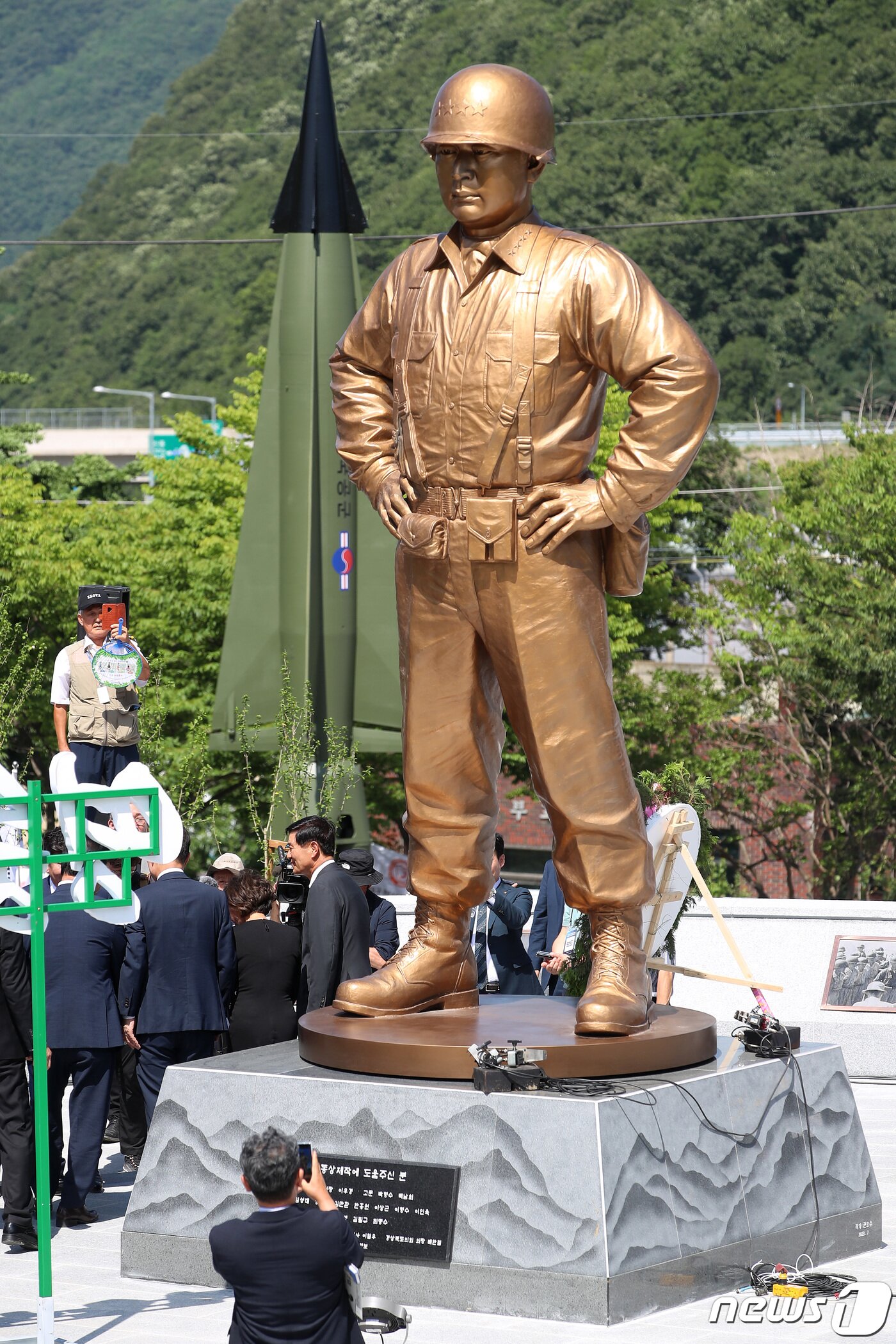 본문 이미지 - 6·25전쟁 정전 70주년과 백선엽 장군 3주기를 맞아 고(故) 백선엽 장군(1920~2020) 동상 제막식이 5일 오후 경북 칠곡군 다부동전적기념관에서 열렸다. 제막식을 찾은 시민들이 백 장군 동상을 살펴보고 있다. 동상은 약 2분 주기로 360도를 한 바퀴 도는 회전형으로 만들어졌다. 2023.7.5./뉴스1 ⓒ News1 공정식 기자