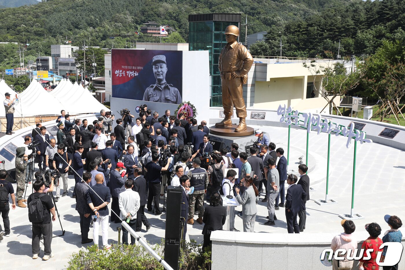 본문 이미지 - 6·25전쟁 정전 70주년과 백선엽 장군 3주기를 맞아 고(故) 백선엽 장군(1920~2020) 동상 제막식이 5일 오후 경북 칠곡군 다부동전적기념관에서 열렸다. 제막식을 찾은 시민들이 백 장군 동상을 살펴보고 있다. 동상은 약 2분 주기로 360도를 한 바퀴 도는 회전형으로 만들어졌다. 2023.7.5./뉴스1 ⓒ News1 공정식 기자