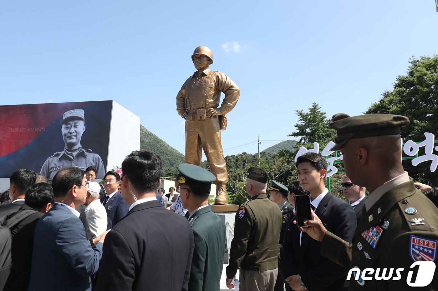 본문 이미지 - 6·25전쟁 정전 70주년과 백선엽 장군 3주기를 맞아 고(故) 백선엽 장군(1920~2020) 동상 제막식이 5일 오후 경북 칠곡군 다부동전적기념관에서 열렸다. 제막식을 찾은 시민들이 백 장군 동상을 살펴보고 있다. 동상은 약 2분 주기로 360도를 한 바퀴 도는 회전형으로 만들어졌다. 2023.7.5./뉴스1 ⓒ News1 공정식 기자
