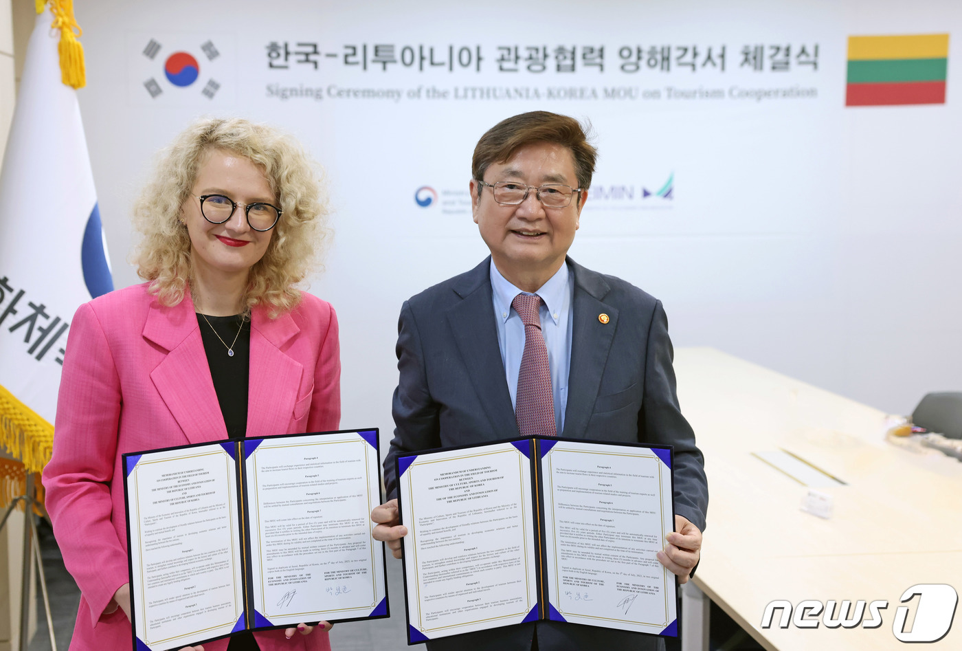 (서울=뉴스1) = 박보균 문화체육관광부 장관이 5일 서울 용산구 문체부 저작권보호과 서울사무소에서 아우스린 아르모네이떼 리투아니아 경제혁신부 장관과 양국 관광 교류 확대를 위한 …