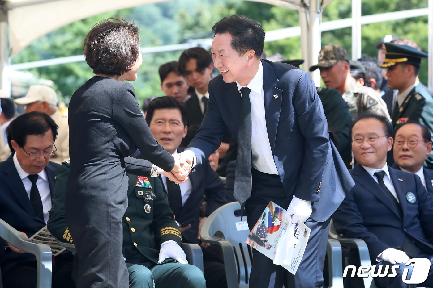 본문 이미지 - 김기현 국민의힘 대표가 5일 오후 경북 칠곡군 다부동전적기념관에서 열린 백선엽 장군 3주기 추모식에 참석해 백 장군 장녀 백남희 씨와 인사 나누고 있다. 2023.7.5/뉴스1 ⓒ News1 공정식 기자