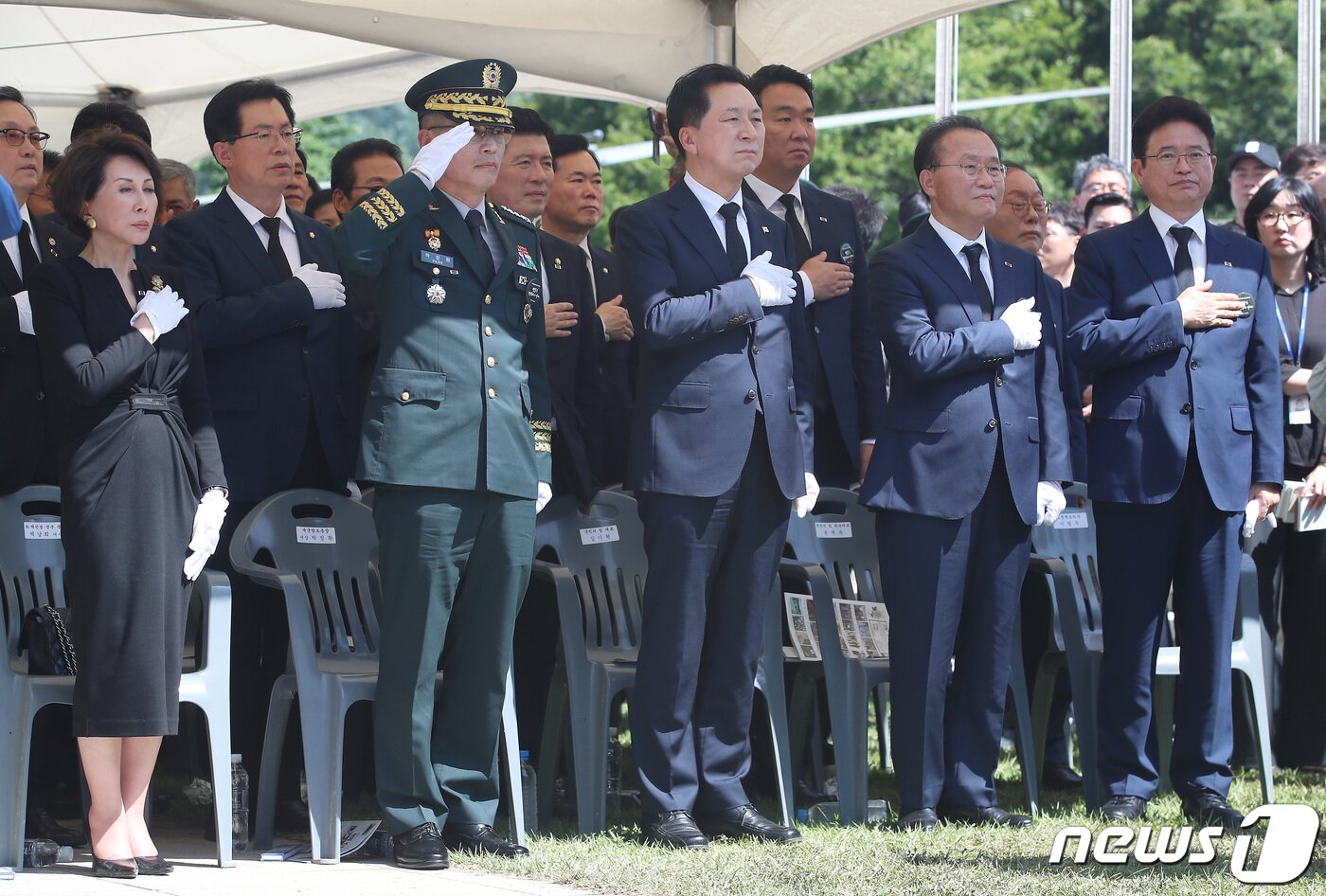 본문 이미지 - 고(故) 백선엽 장군 3주기 추모식이 5일 오후 경북 칠곡군 다부동전적기념관에서 열렸다. 백 장군 장녀 백남희 씨, 박정환 육군참모총장, 김기현 국민의힘 대표, 윤재옥 국민의힘 원내대표, 이철우 경북도지사(앞줄 왼쪽부터)가 국민의례를 하고 있다. 2023.7.5/뉴스1 ⓒ News1 공정식 기자
