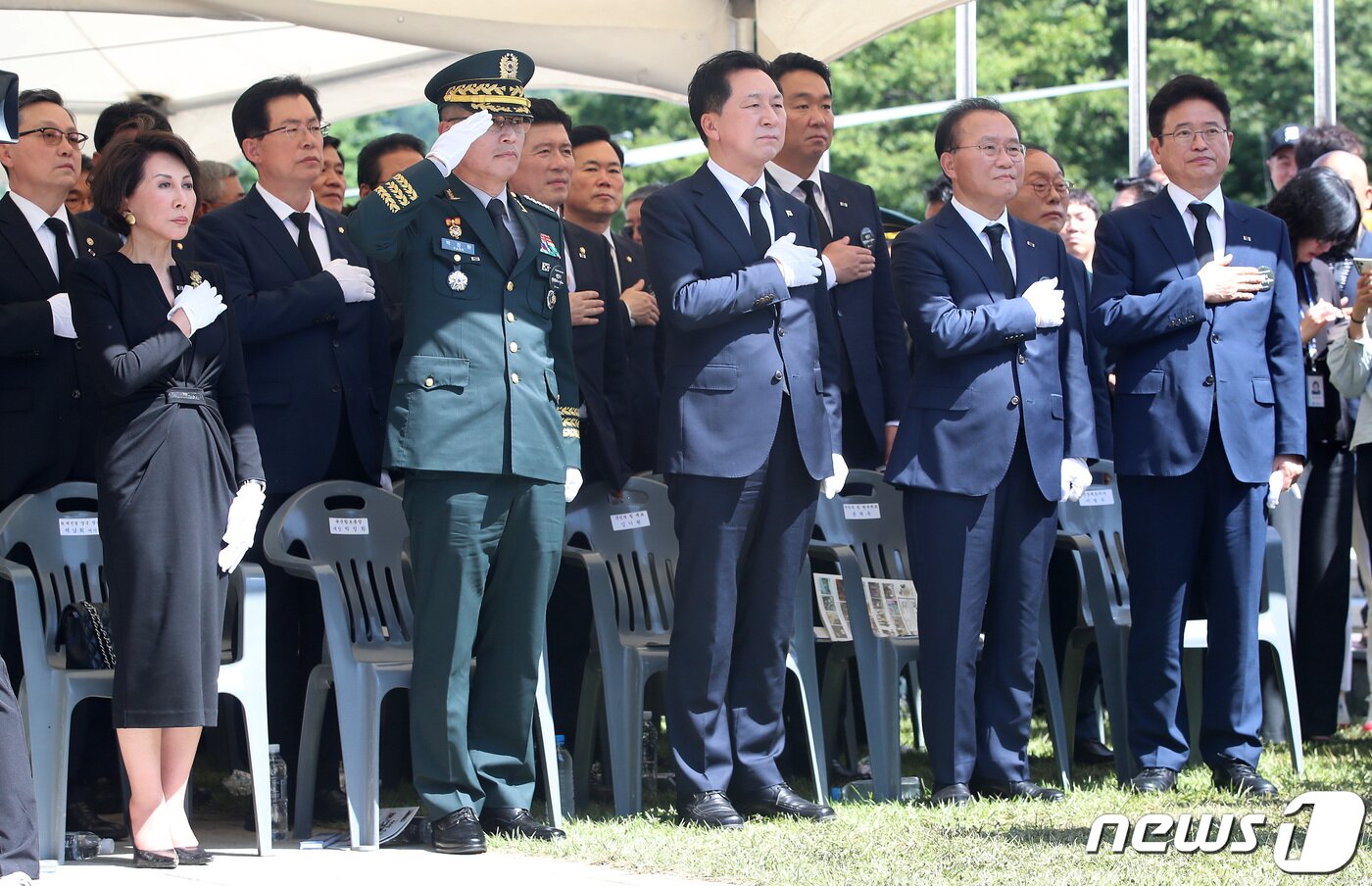 본문 이미지 - 고(故) 백선엽 장군 3주기 추모식이 5일 오후 경북 칠곡군 다부동전적기념관에서 열렸다. 백 장군 장녀 백남희 씨, 박정환 육군참모총장, 김기현 국민의힘 대표, 윤재옥 국민의힘 원내대표, 이철우 경북도지사(앞줄 왼쪽부터)가 국민의례를 하고 있다. 2023.7.5/뉴스1 ⓒ News1 공정식 기자