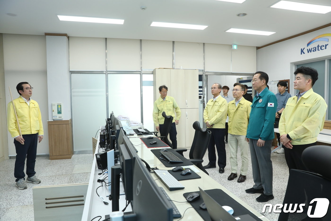 권영세 통일부 장관이 5일 경기도 연천군 군남댐을 방문해 관계자들의 설명을 듣고 있다.&#40;통일부 제공&#41;  