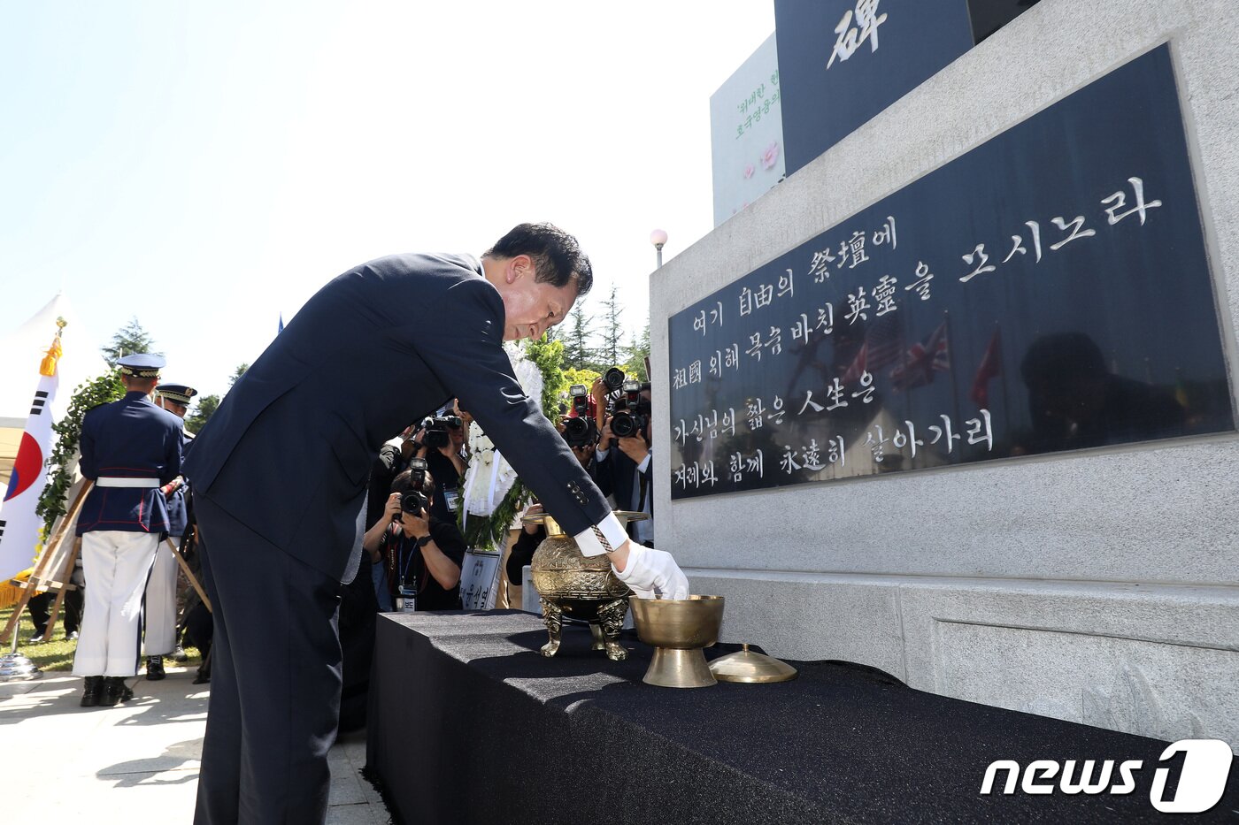 본문 이미지 - 김기현 국민의힘 대표가 5일 오후 경북 칠곡군 다부동전적기념관에서 열린 고(故) 백선엽 장군 3주기 추모식에 참석해 분향하고 있다. 2023.7.5/뉴스1 ⓒ News1 공정식 기자
