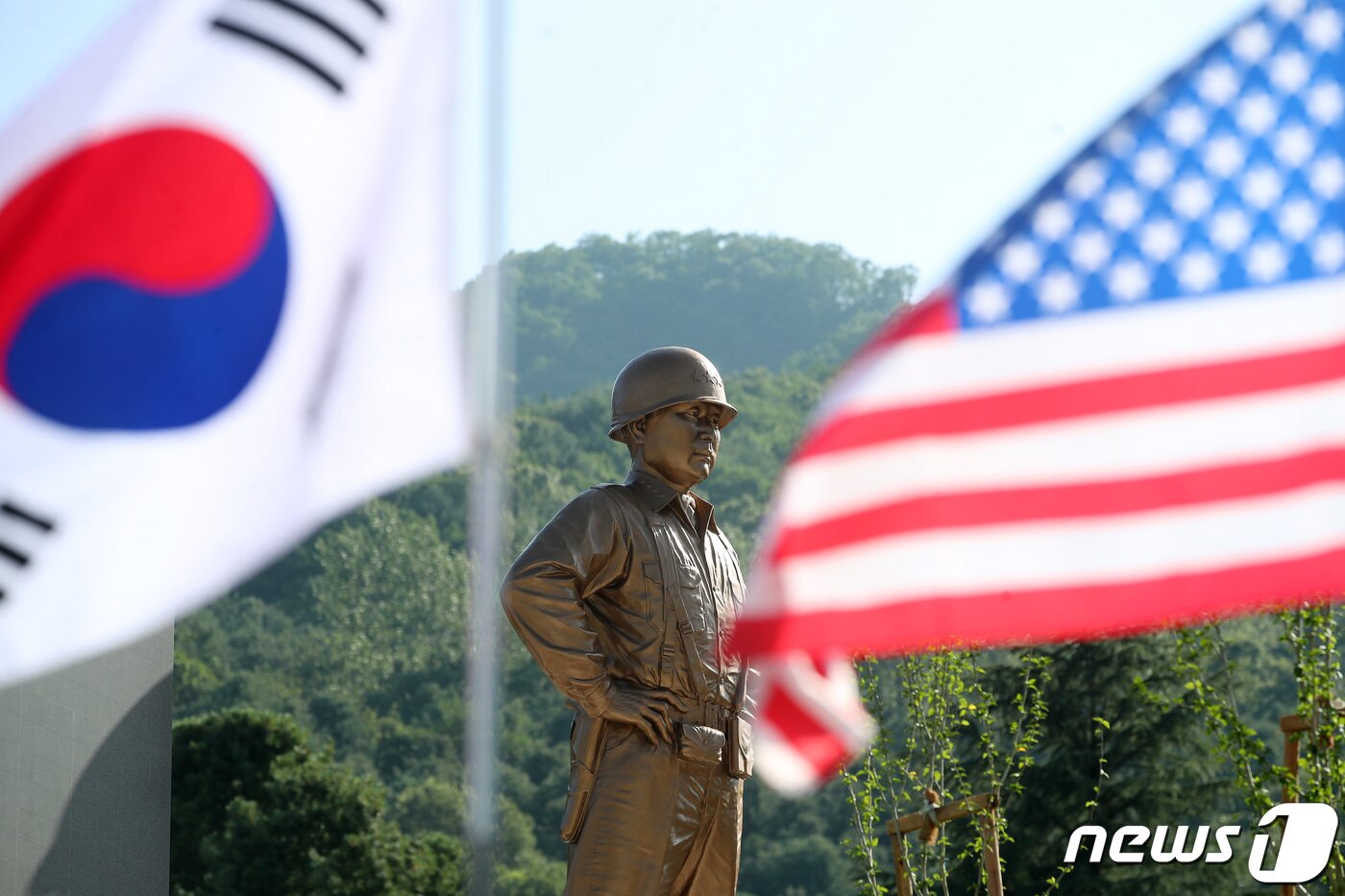 본문 이미지 - 6·25전쟁 정전 70주년과 백선엽 장군 3주기를 맞아 5일 오후 경북 칠곡군 다부동전적기념관에서 열린 고(故) 백선엽 장군(1920~2020) 동상 제막식을 통해 공개된 백선엽 장군 동상이 우뚝 서 있다. 2023.7.5/뉴스1 ⓒ News1 공정식 기자