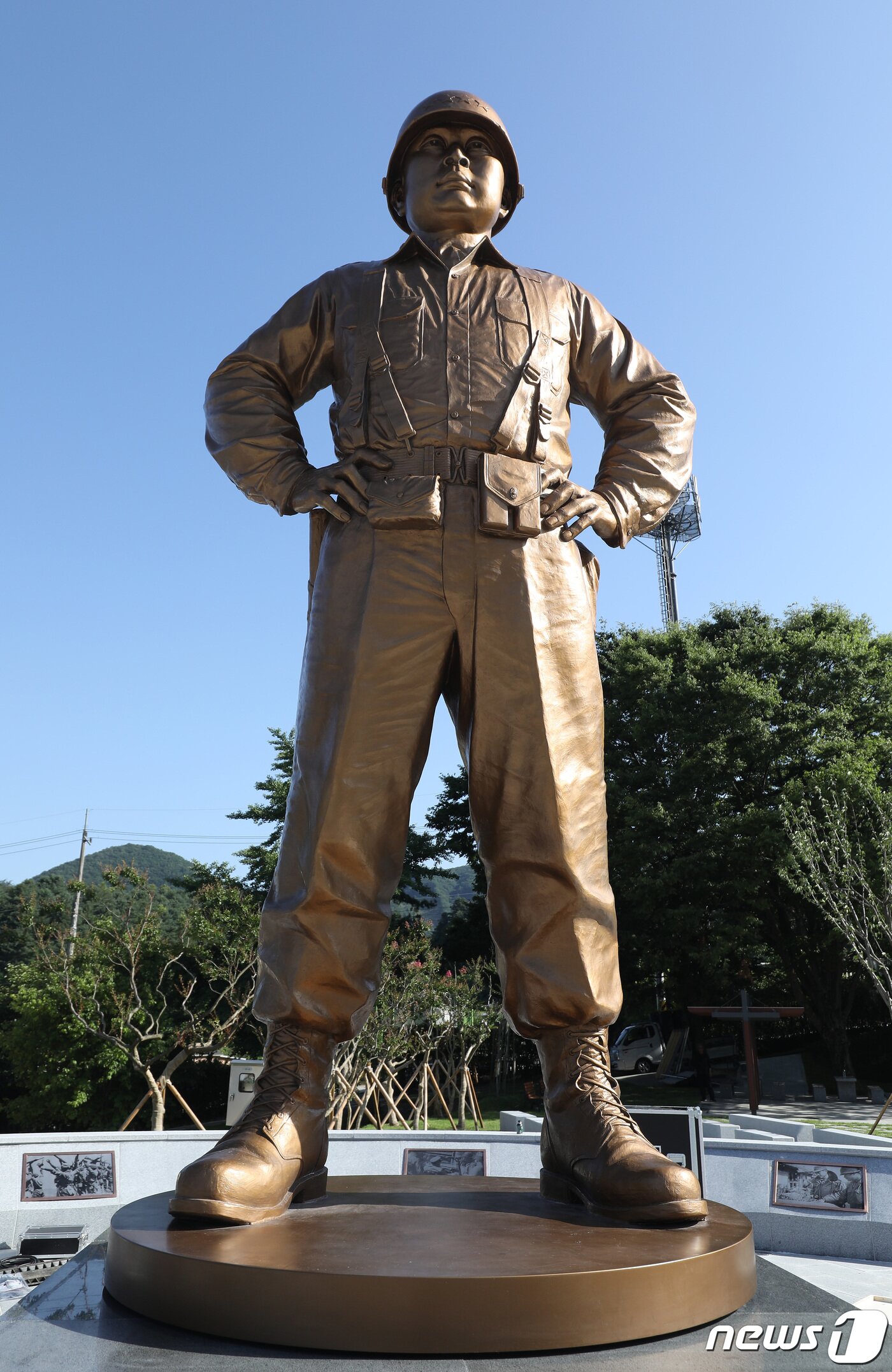 본문 이미지 - 6·25전쟁 정전 70주년과 백선엽 장군 3주기를 맞아 5일 오후 경북 칠곡군 다부동전적기념관에서 열린 고(故) 백선엽 장군(1920~2020) 동상 제막식을 통해 공개된 백선엽 장군 동상이 우뚝 서 있다. 2023.7.5/뉴스1 ⓒ News1 공정식 기자