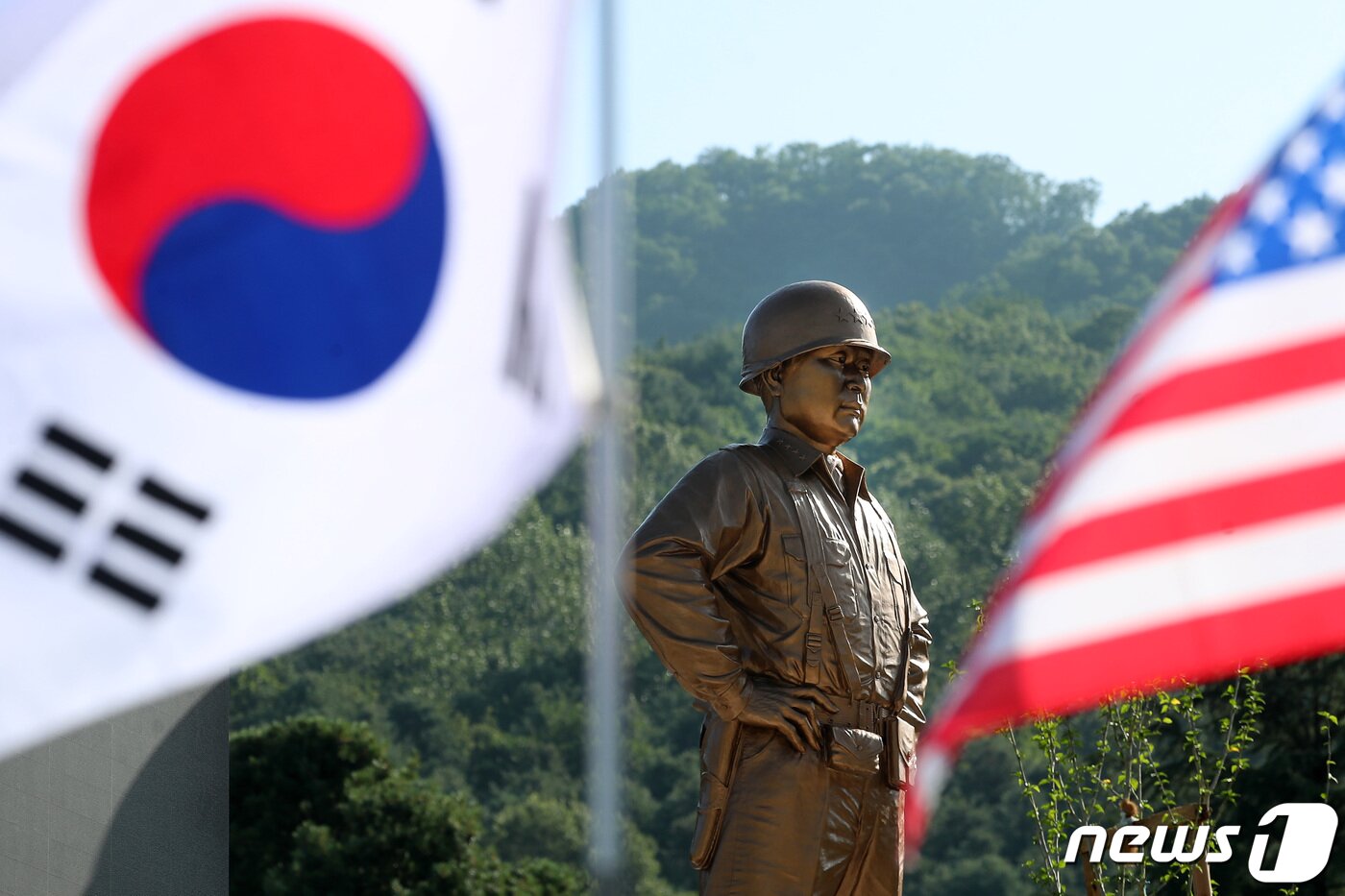 본문 이미지 - 경북 칠곡군 다부동전적기념관의 고(故) 백선엽 장군 동상. 2023.7.5/뉴스1 ⓒ News1 공정식 기자