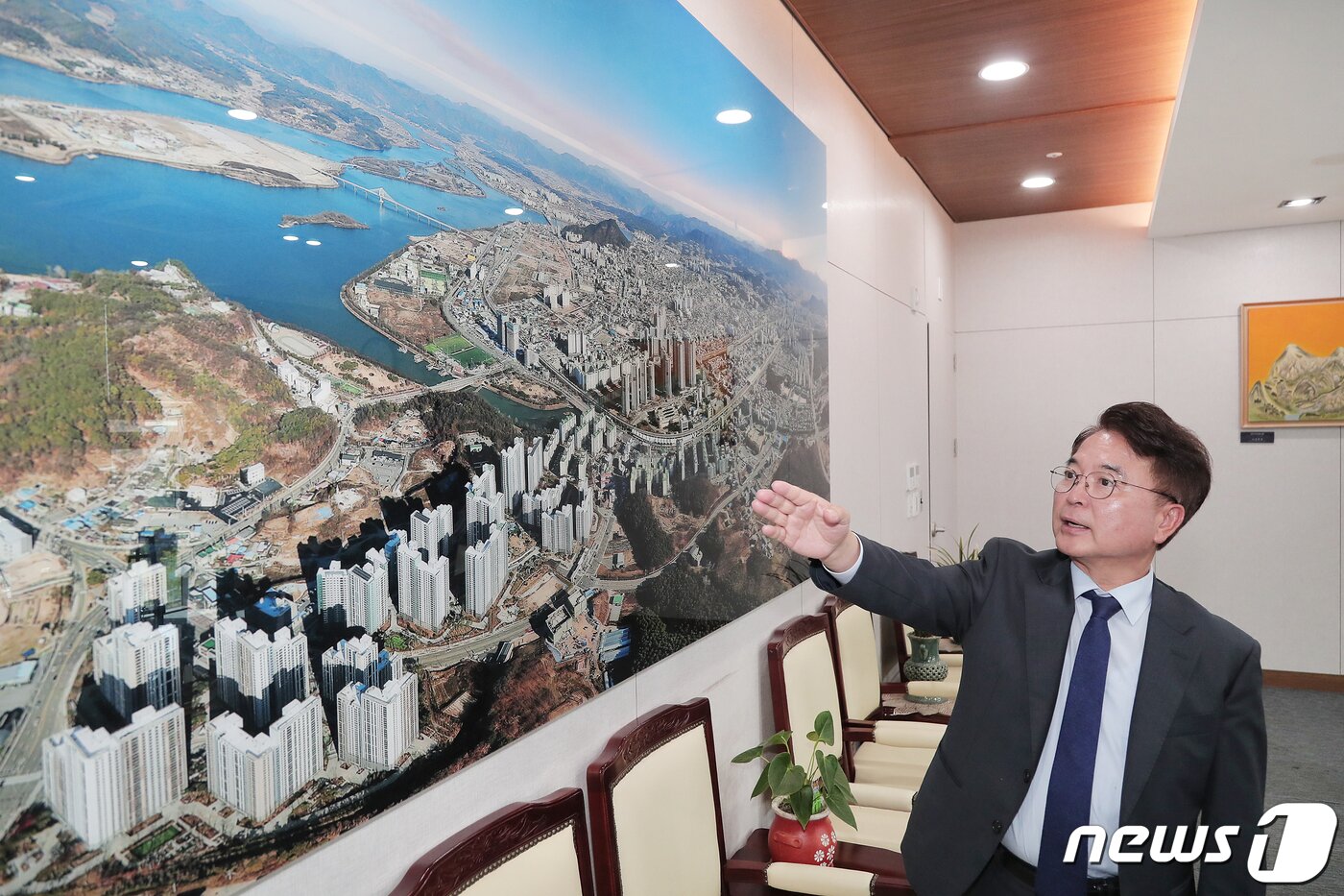 본문 이미지 - 육동한 강원 춘천시장이 5일 시청 접견실에 설치된 춘천 전경 사진을 보며 뉴스1 기자에게 현안에 대해 설명하고 있다.(춘천시 제공)2023.7.5