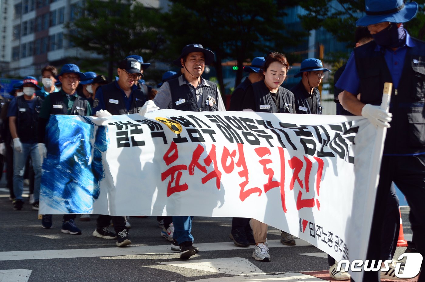 5일 오후 광주 서구 치평동 국민의힘 광주시당 앞에서 열린 &#39;민주노총 전국동시다발 총파업 승리 결의대회&#39;에서 조합원들이 윤석열 정권 퇴진을 촉구하며 행진하고 있다. 2023.7.5/뉴스1 ⓒ News1 이승현 기자