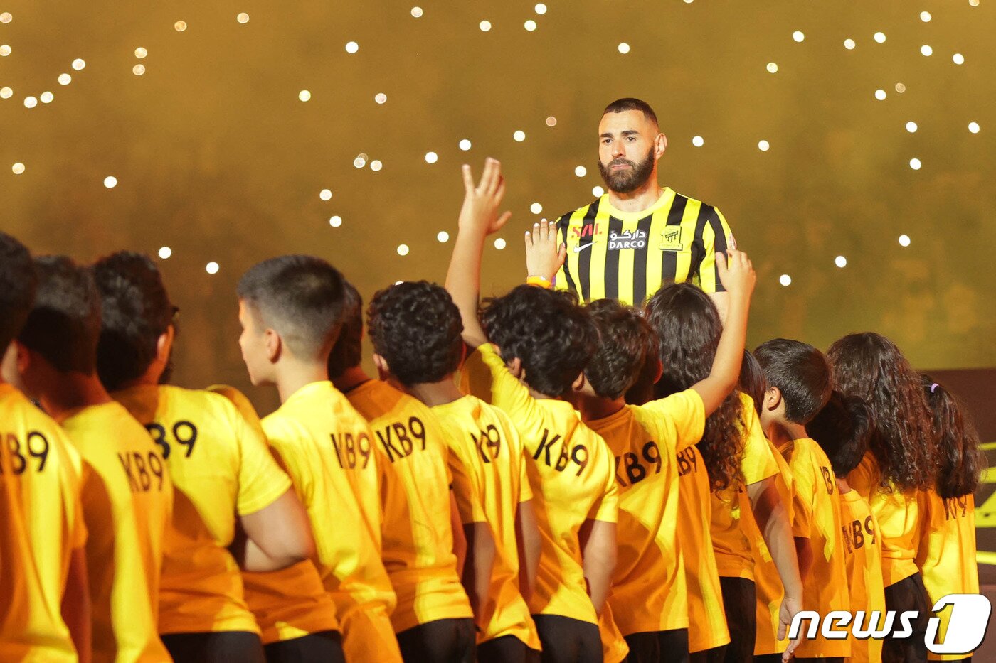 본문 이미지 - 알이티하드에 입단한 벤제마. ⓒ AFP=뉴스1