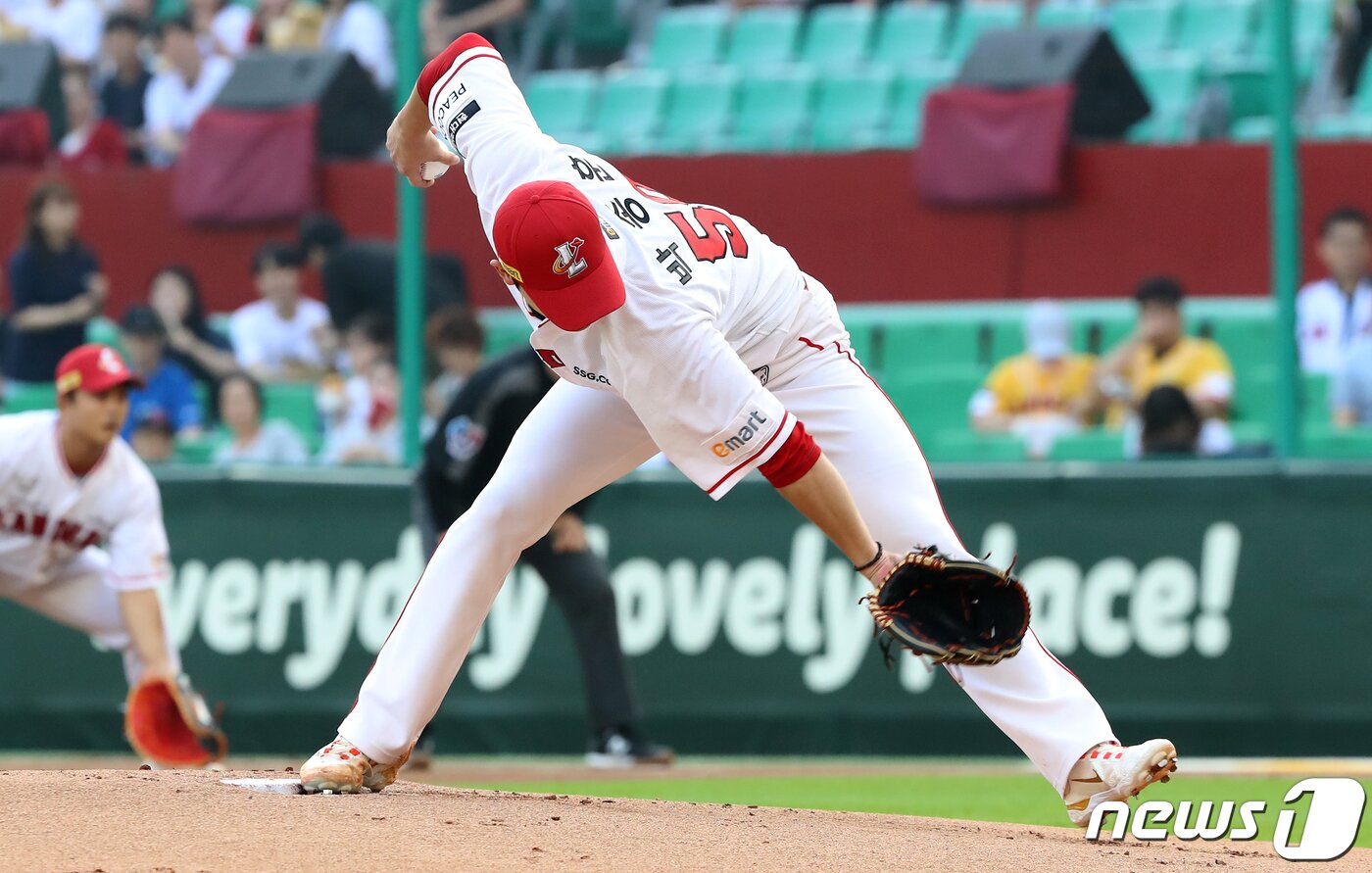 SSG starter Park Jong-hoon is fighting in the top of the first inning of the 2023 Shinhan SOL KBO League KIA Tigers and SSG Landers game held at SSG Landers Field in Michuhol-gu, Incheon on the afternoon of the 5th. 2023.7.5/News1 ⓒ News1 Reporter Jang Soo-young