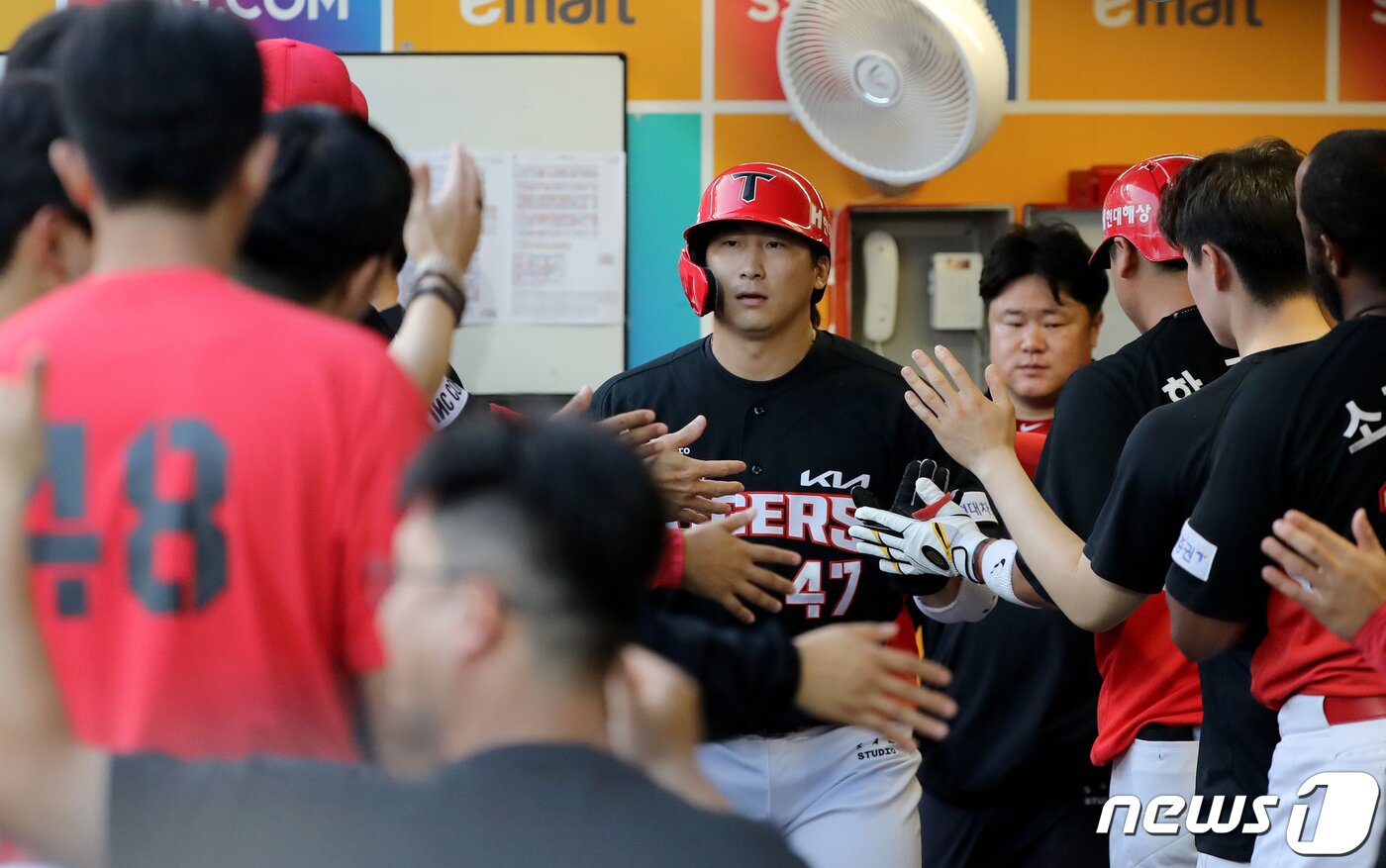 본문 이미지 - KIA 타이거즈 동료들과 하이파이브를 하는 나성범(가운데). 2023.7.5/뉴스1 ⓒ News1 장수영 기자