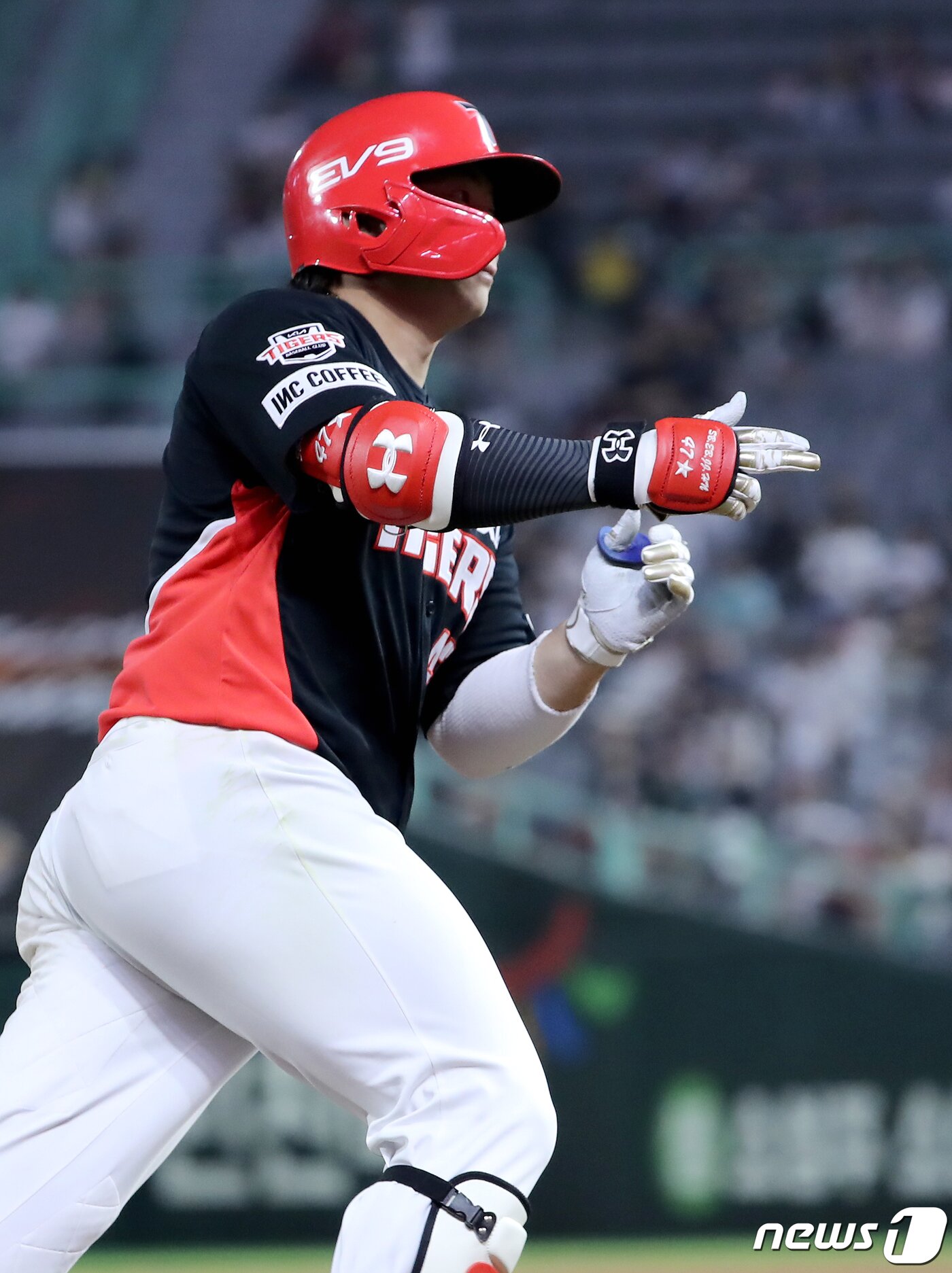 본문 이미지 - 5일 오후 인천 미추홀구 SSG 랜더스 필드에서 열린 2023 신한 SOL KBO리그 KIA 타이거즈와 SSG 랜더스의 경기 6회초 KIA 공격 2사 상황에서 나성범이 솔로 홈런 친 뒤 홈으로 향하고 있다. 2023.7.5/뉴스1 ⓒ News1 장수영 기자