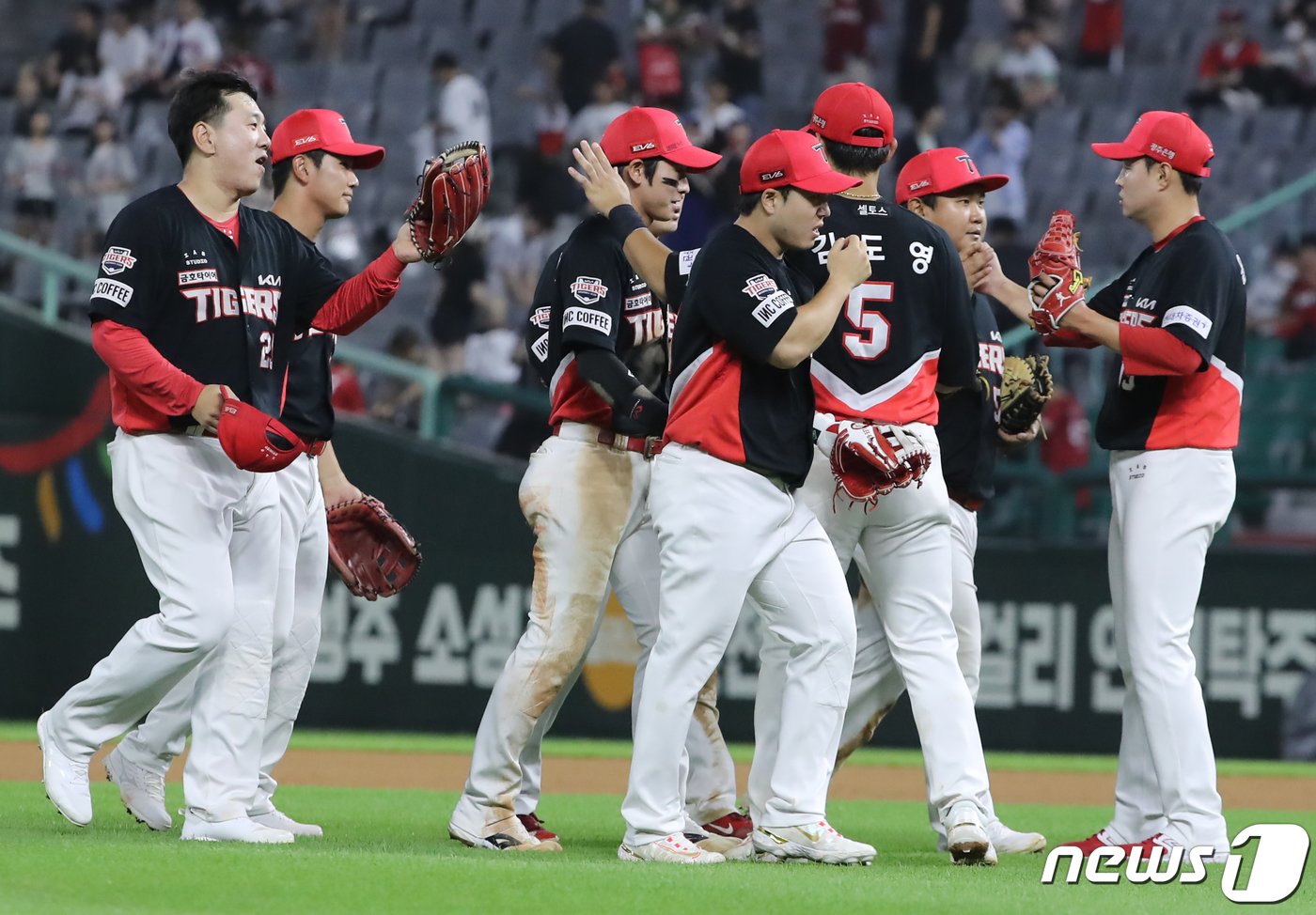 본문 이미지 - 5일 오후 인천 미추홀구 SSG 랜더스 필드에서 열린 2023 신한 SOL KBO리그 KIA 타이거즈와 SSG 랜더스의 경기에서 17대 3으로 승리한 기아 선수들이 기뻐하고 있다. 2023.7.5/뉴스1 ⓒ News1 장수영 기자
