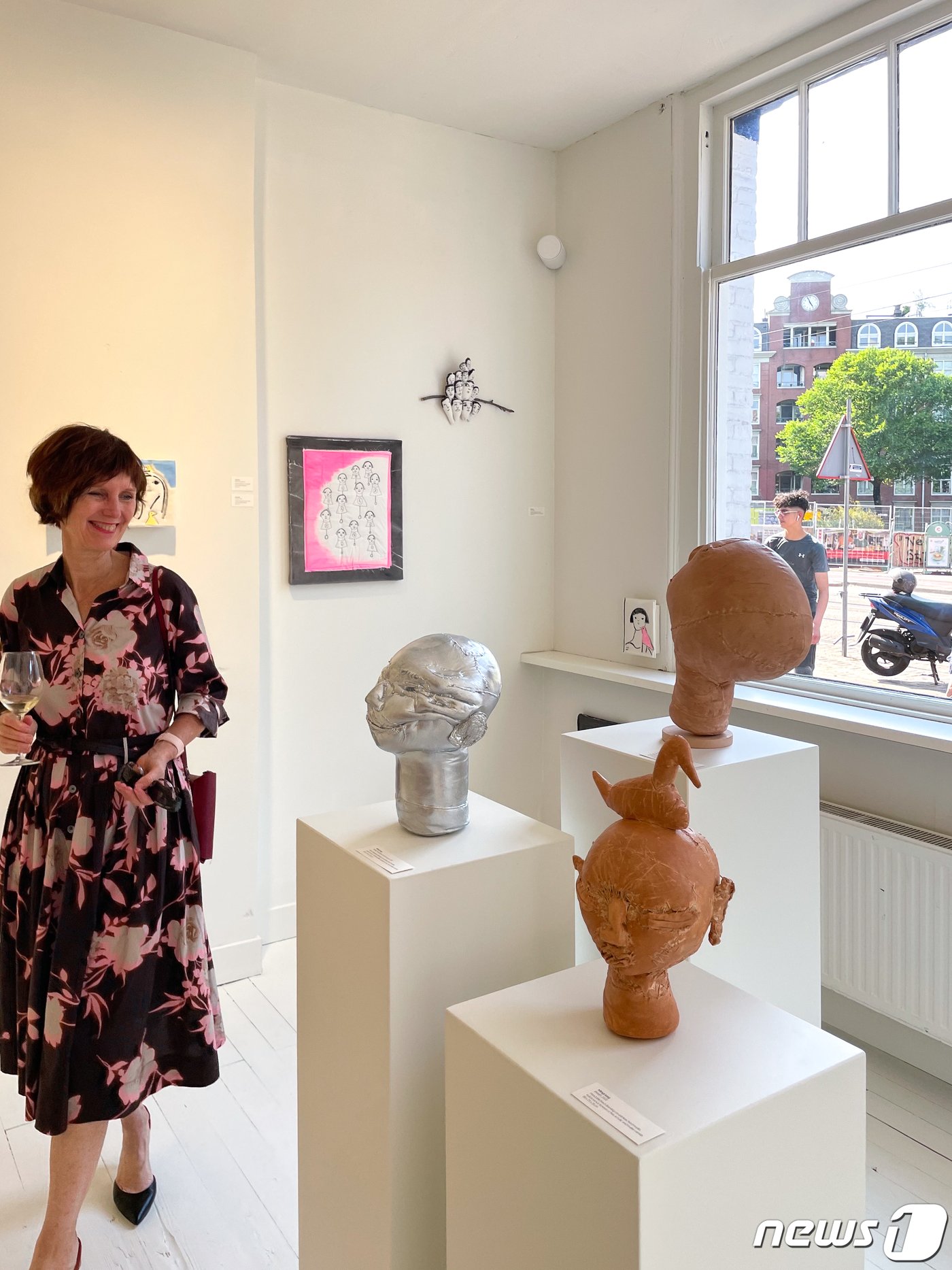 본문 이미지 - 네덜란드 암스테르담의 엔서울&#40;ENSEOUL&#41; 갤러리에 정희기·정민기 듀오전을 보기 위한 관객들이 가득 차 있다. ⓒ News1 차현정 통신원