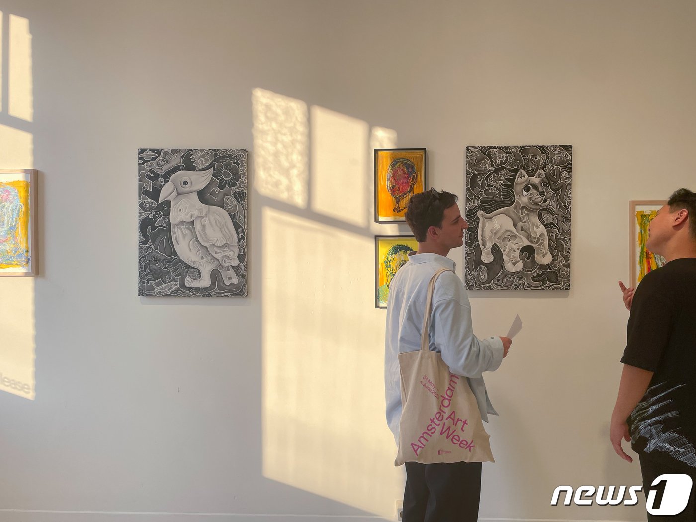 본문 이미지 - 네덜란드 암스테르담의 엔서울&#40;ENSEOUL&#41; 갤러리에 정희기·정민기 듀오전을 보기 위한 관객들이 가득 차 있다. ⓒ News1 차현정 통신원