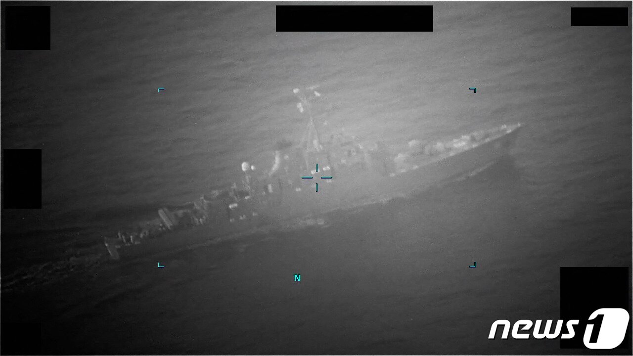 본문 이미지 - 5일(현지시간) 이란 해군 함정이 오만 해역 인근 호르무즈 해협에서 민간 유조선을 불법적으로 나포하기 위해 접근을 하고 있다. 2023.7.6 ⓒ AFP=뉴스1 ⓒ News1 우동명 기자