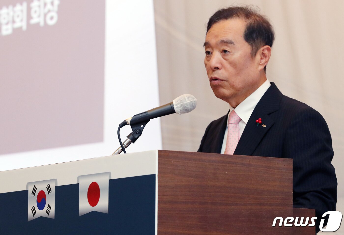 본문 이미지 - 김병준 전경련 회장 직무대행이 6일 오전 서울 영등포구 여의도 전경련회관에서 열린 한·일 산업협력 포럼에서 개회사를 하고 있다. 2023.7.6./뉴스1 ⓒ News1 박세연 기자