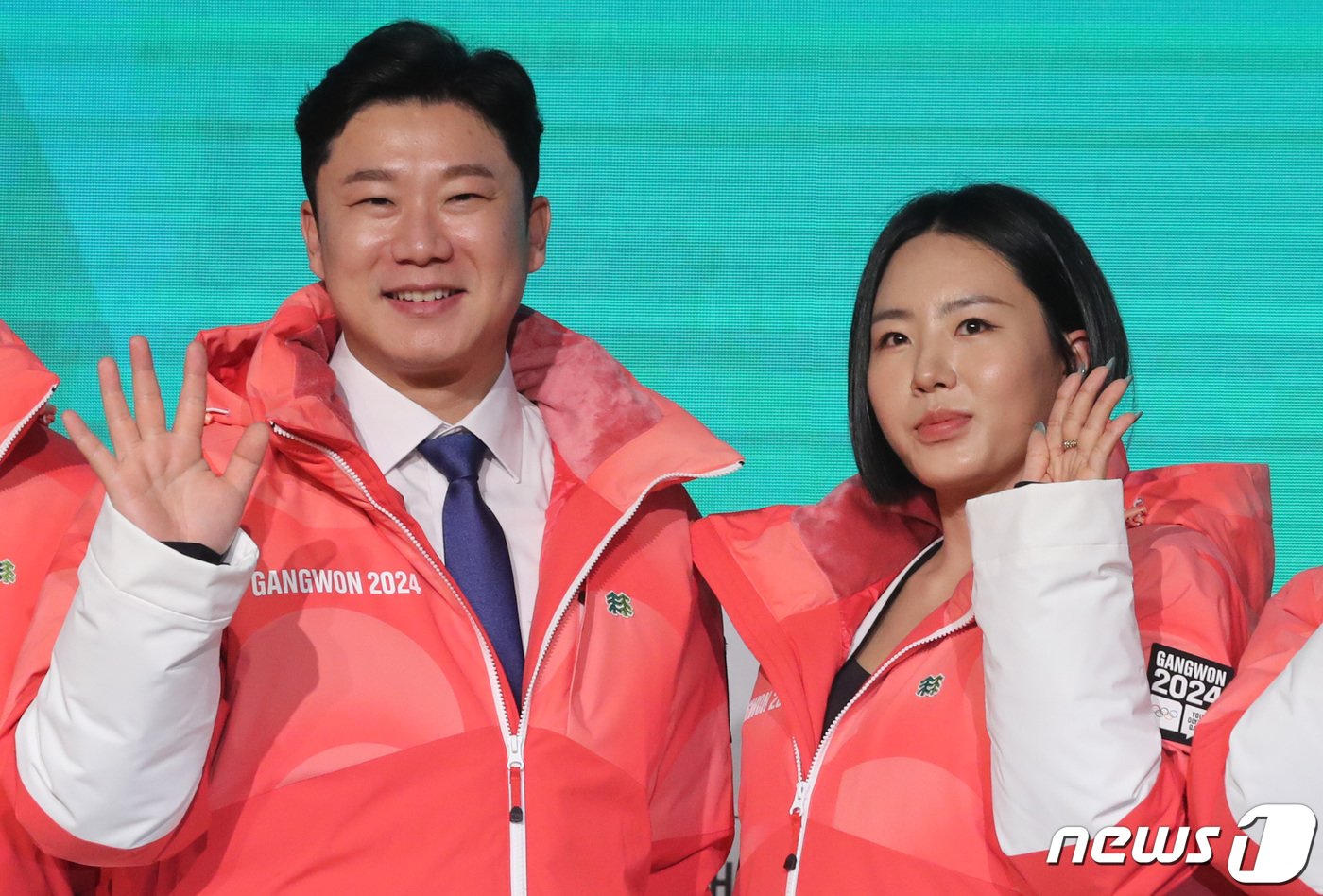 본문 이미지 - 진종오·이상화 강원2024 공동조직위원장이 지난 7월6일 서울 송파구 올림픽파크텔에서 열린 2024 강원 동계청소년올림픽 대회 G-200 계기 출정행사에서 유니폼을 입고 포즈를 취하고 있다.  2023.7.6/뉴스1 ⓒ News1 김성진 기자
