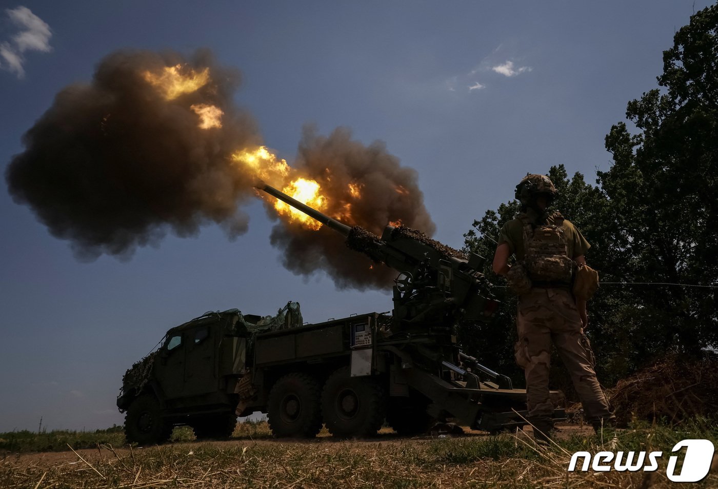 본문 이미지 - 5일(현지시간) 우크라이나 도네츠크 바흐무트에서 병사가 러시아 군을 향해 2S22 보다나 자주 곡사포를 발사하고 있다. 2023.7.6 ⓒ 로이터=뉴스1 ⓒ News1 우동명 기자