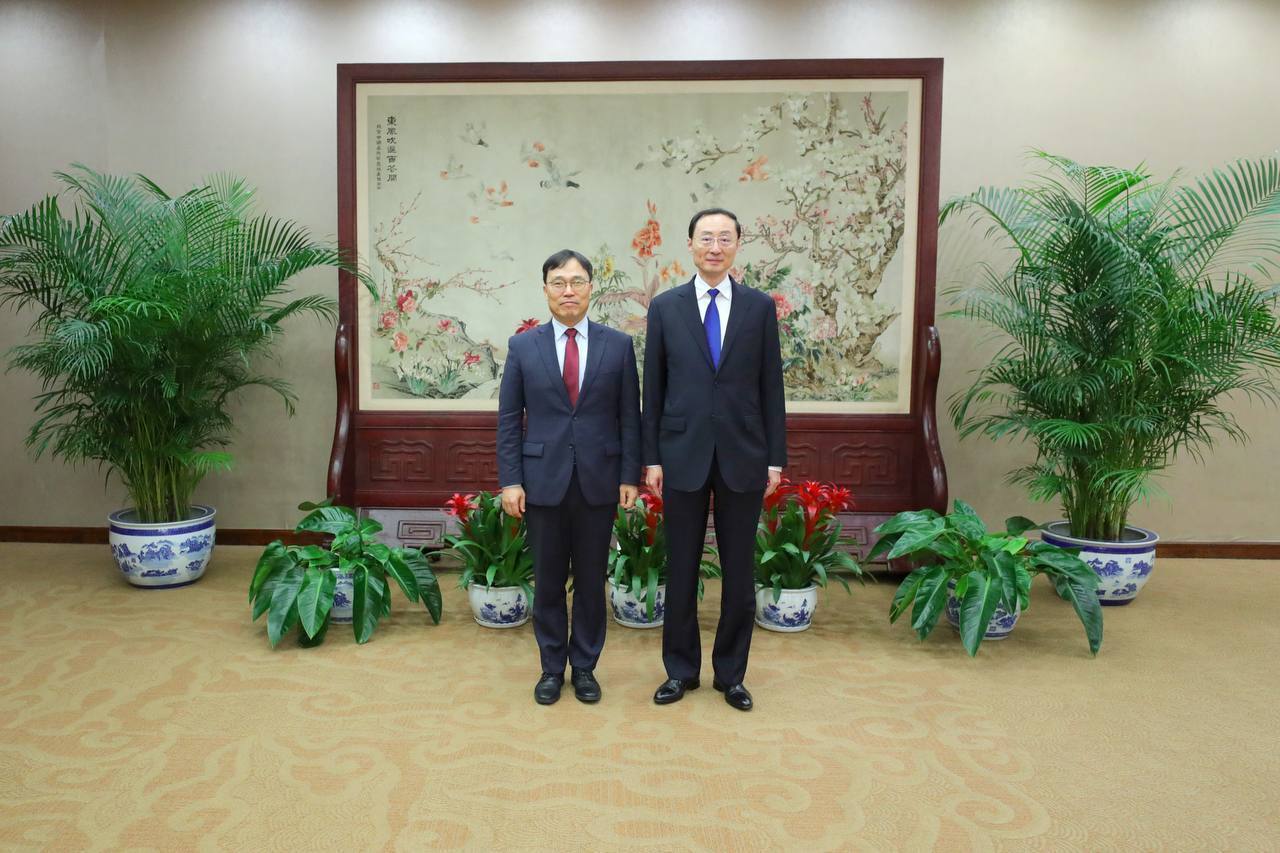 본문 이미지 - 최영삼 외교부 차관보(왼쪽)과 쑨웨이둥 중국 외교부 부부장. (외교부 제공)