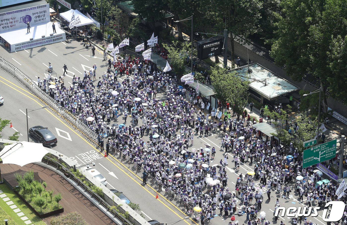 민주노총 백화점·면세점 판매서비스노동조합 조합원들이 6일 오후 서울 중구 덕수궁 대한문 앞에서 열린 총파업대회에서 안정적인 임금 및 휴일·휴식 보장, 안전한 일터 마련 등을 촉구하고 있다. 2023.7.6/뉴스1 ⓒ News1 김진환 기자